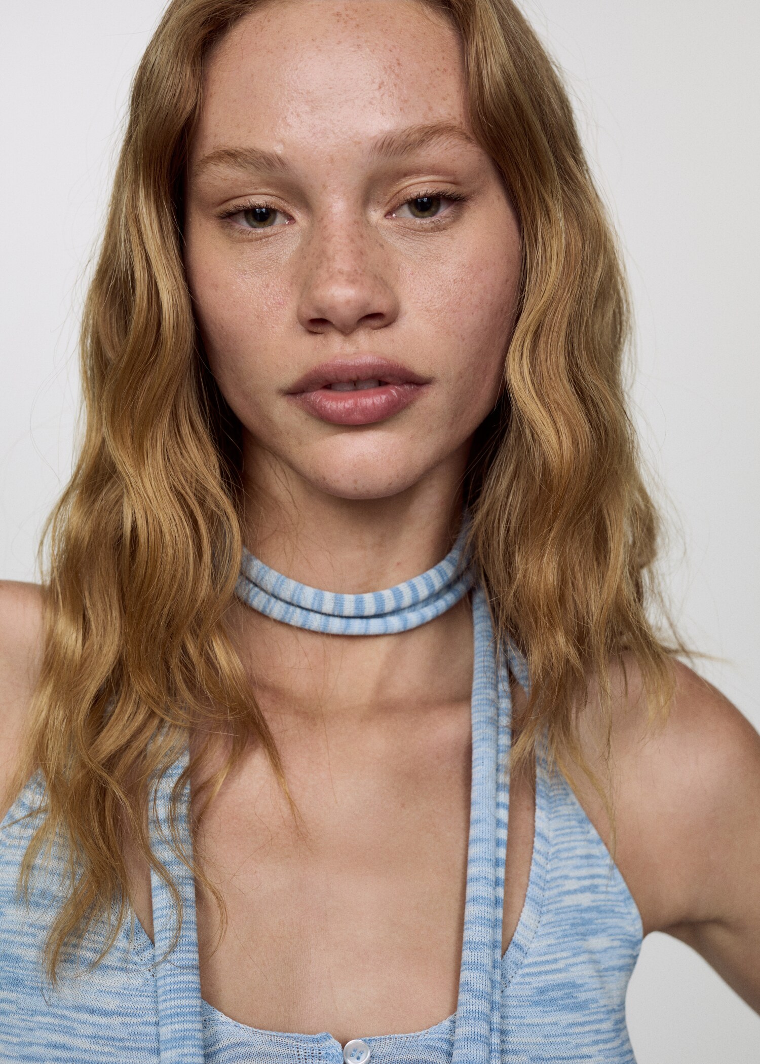 Halter-neck top with buttons - Details of the article 1