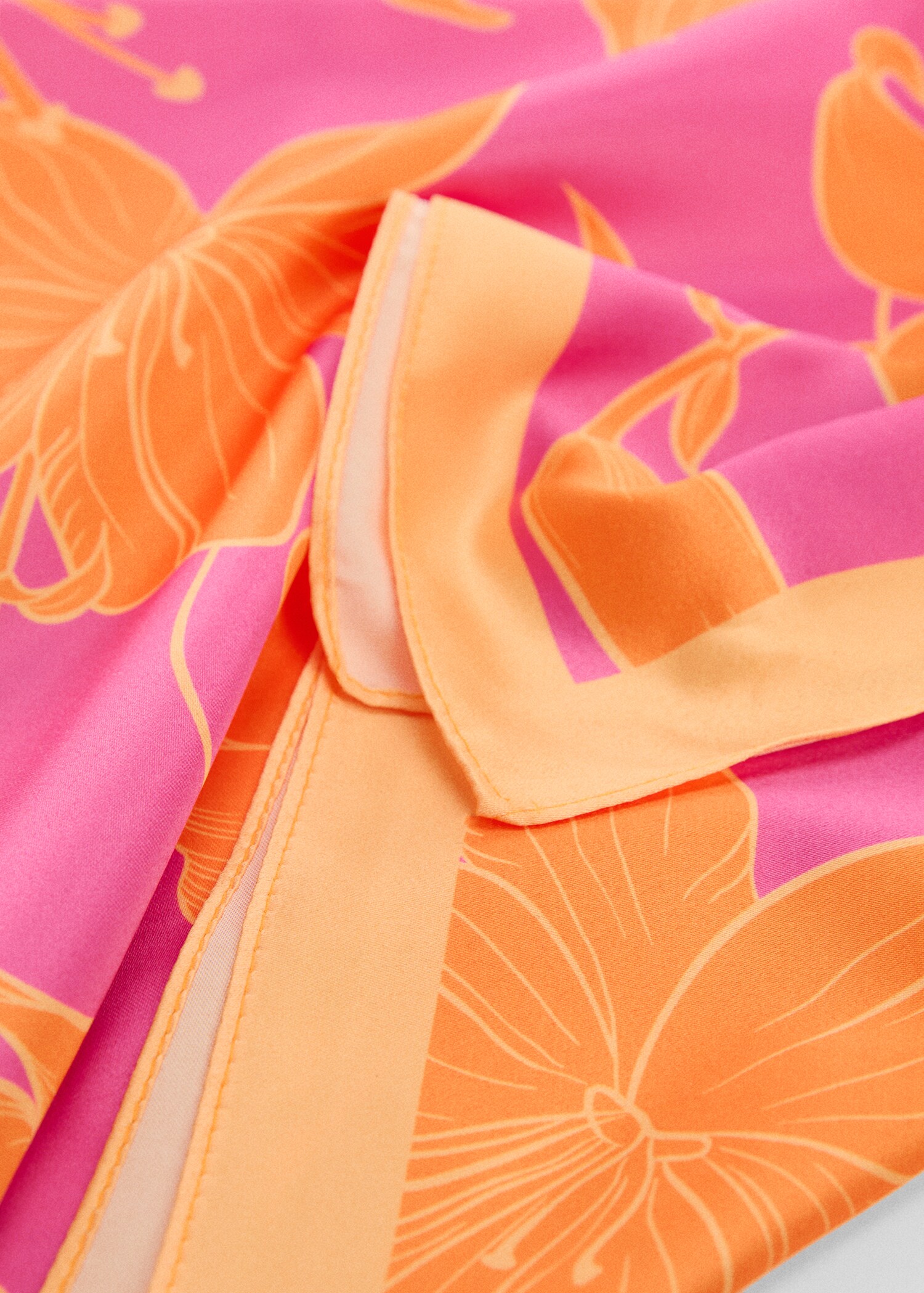 Flowers printed scarf - Details of the article 1