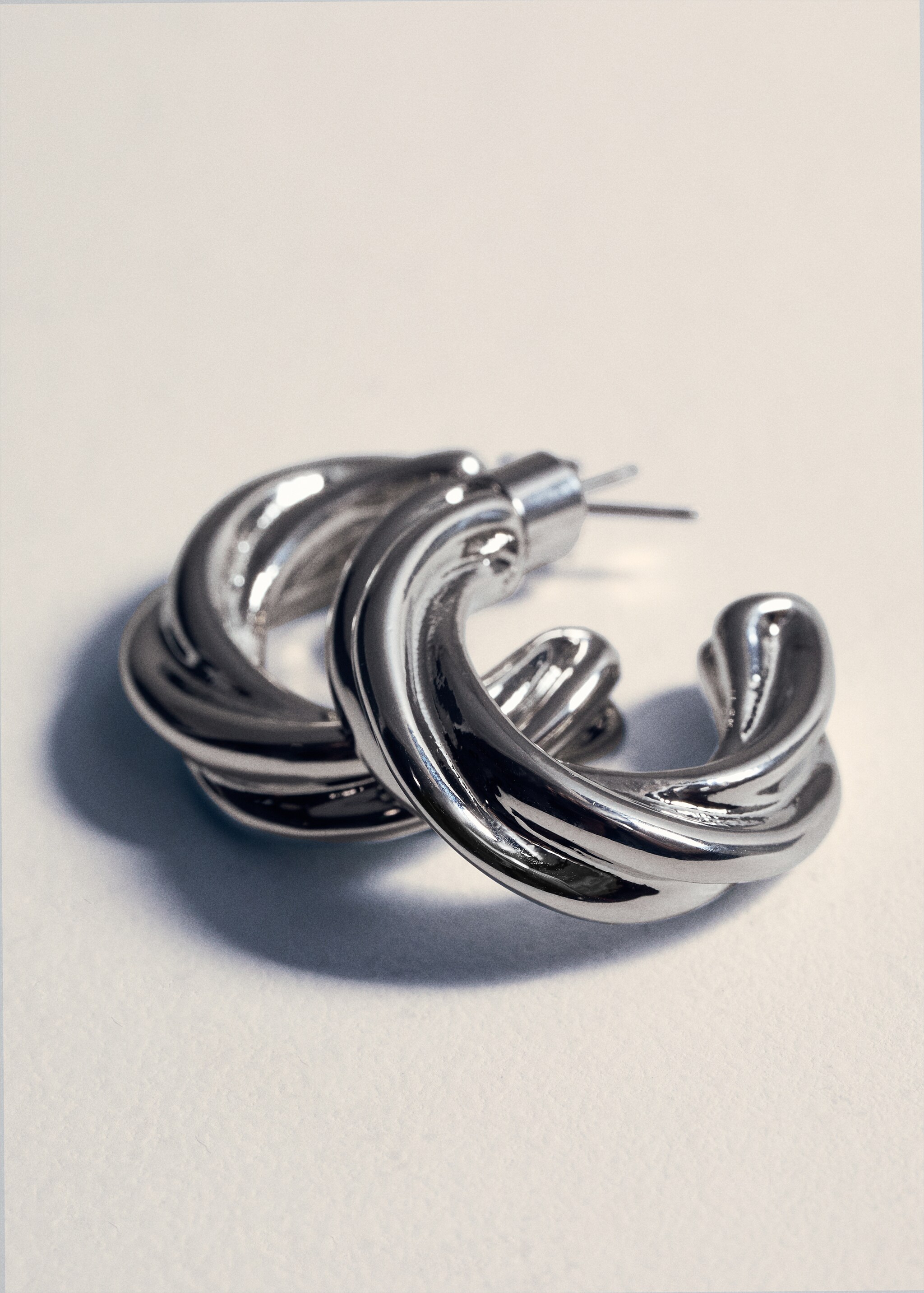 Intertwined hoop earrings - Details of the article 5