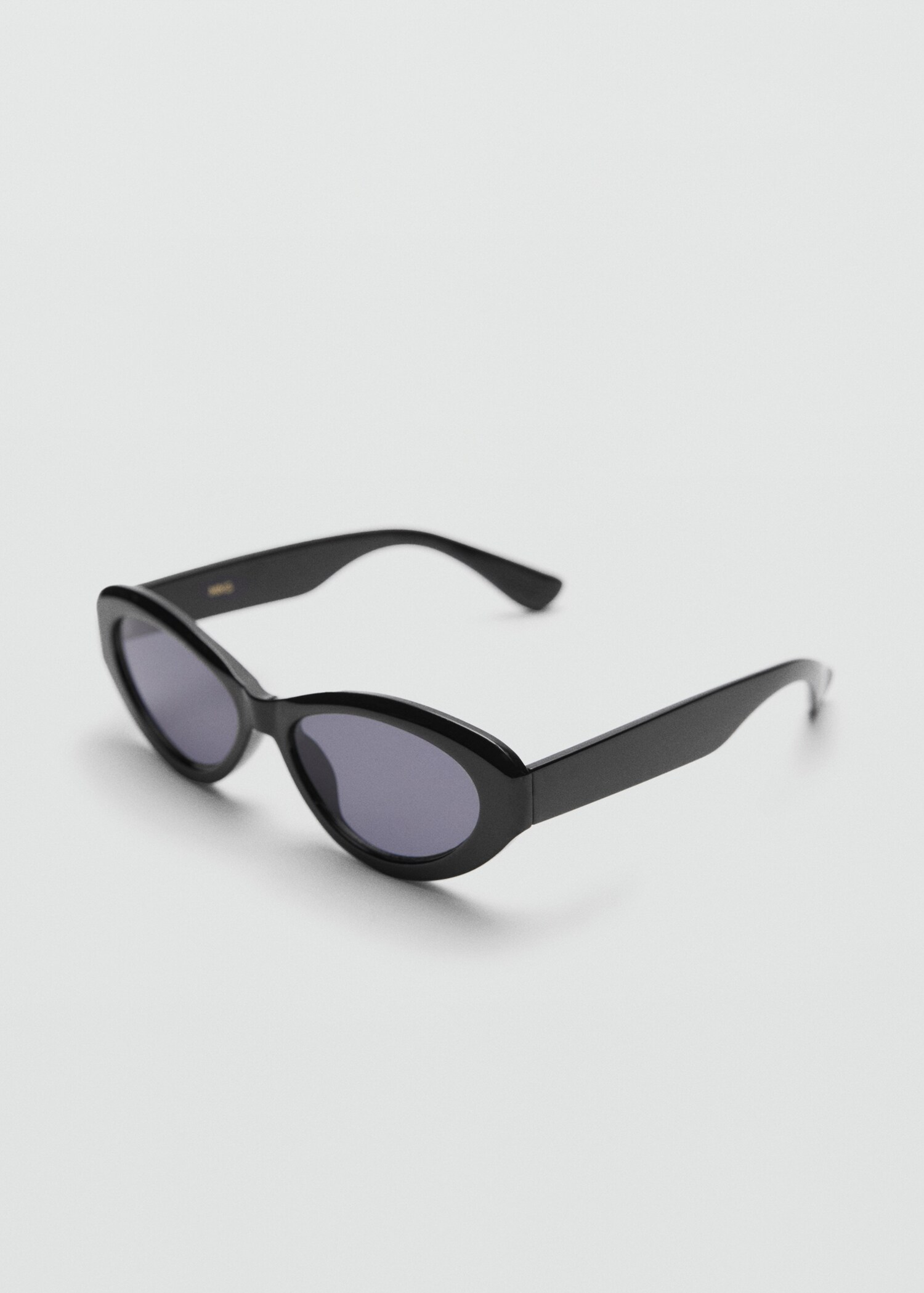 Lunettes de soleil monture ovale - Plan moyen