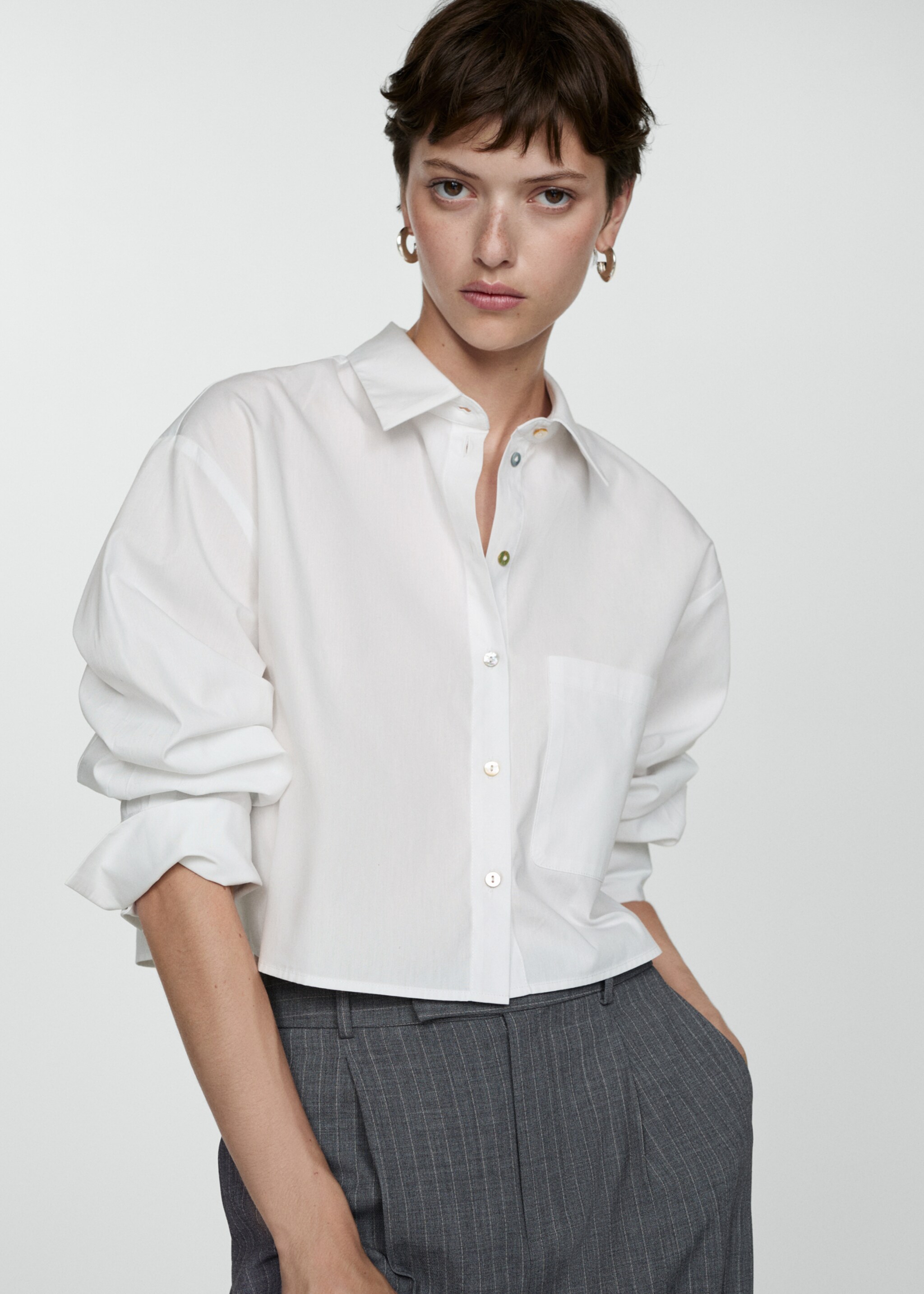 Cropped shirt with pocket - Средний план