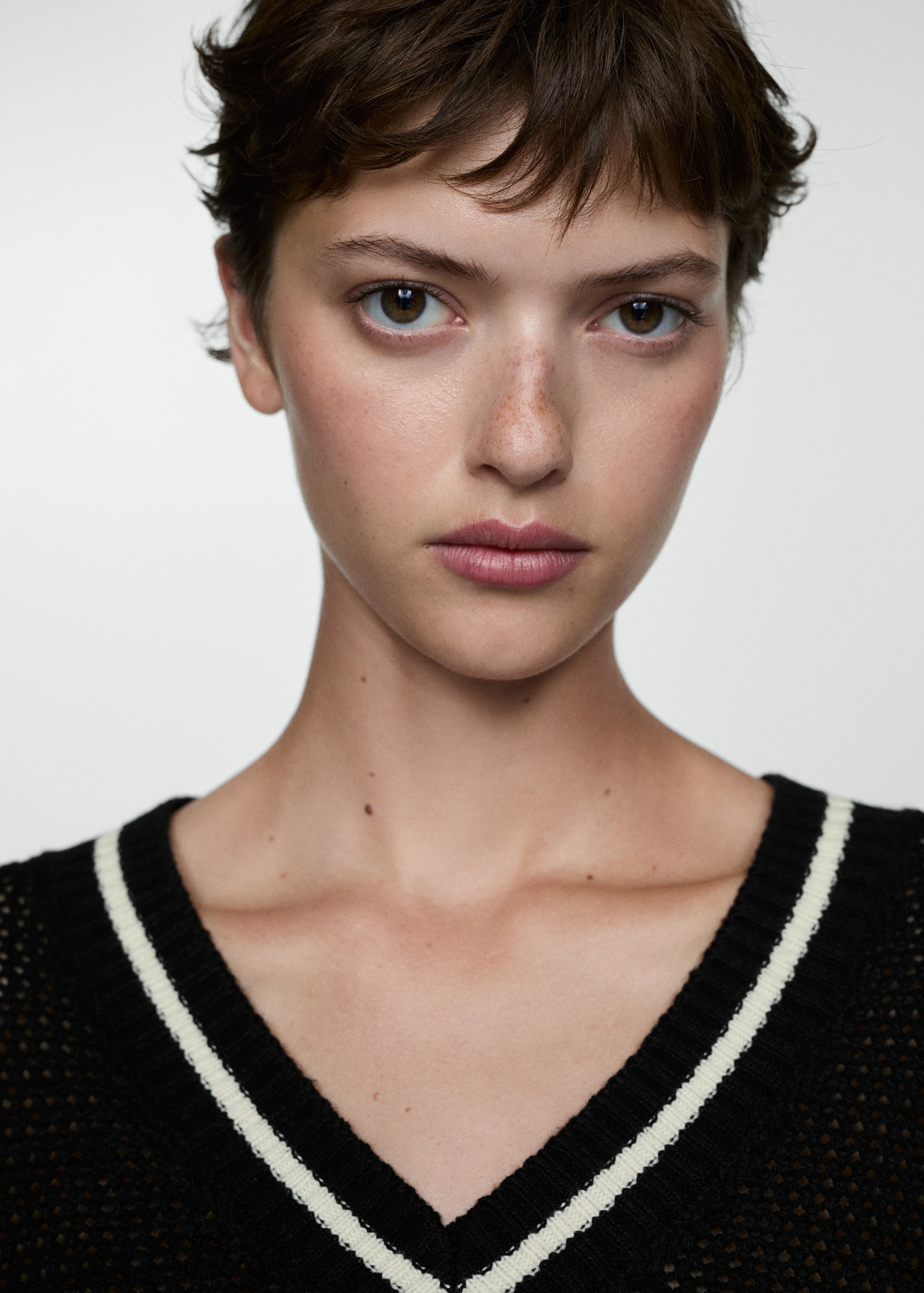 Oversized V-neck sweater - Details of the article 1