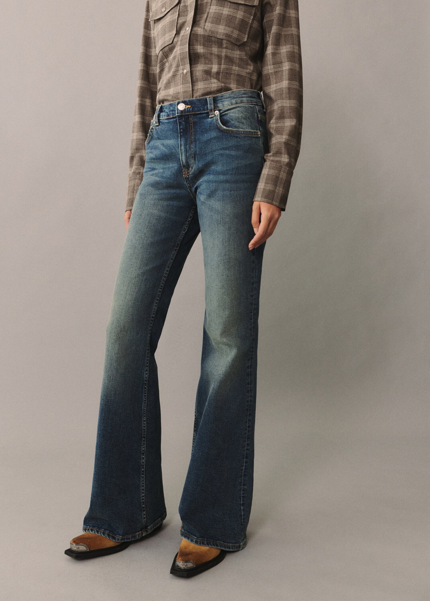Jeans flare tiro alto - Plano medio