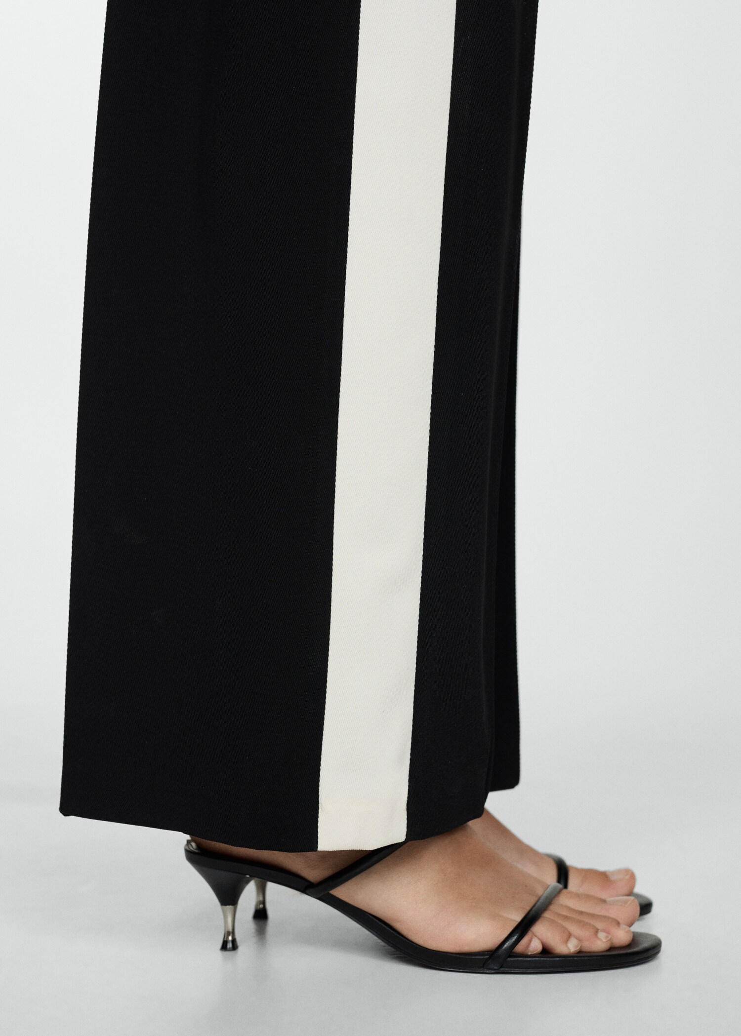 Striped trousers with contrasting sides - Details of the article 6