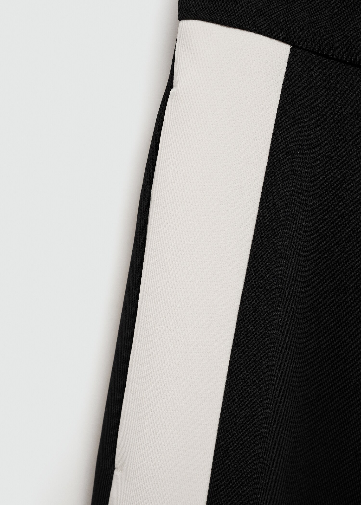 Striped trousers with contrasting sides - Details of the article 8