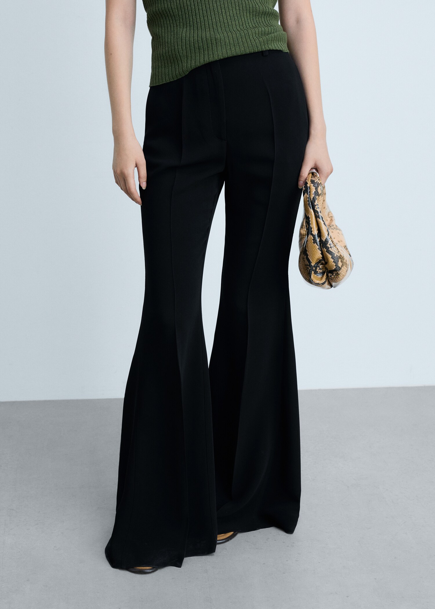 Pantalón maxi flare - Plano medio