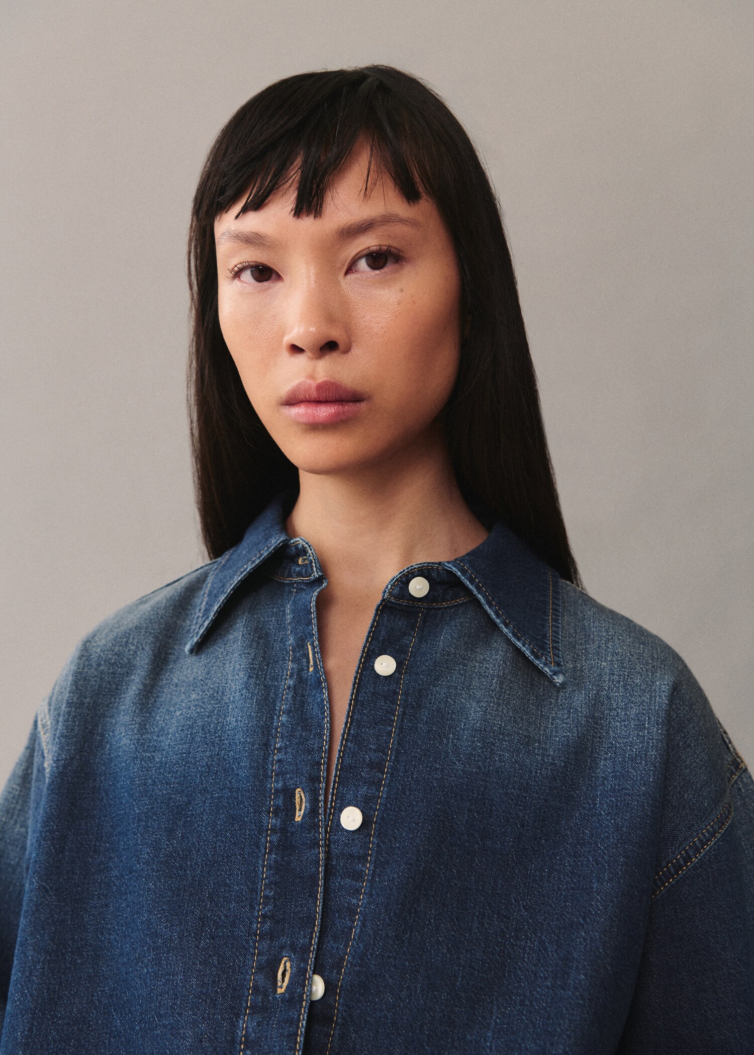 Camisa vaquera oversize - Plano medio