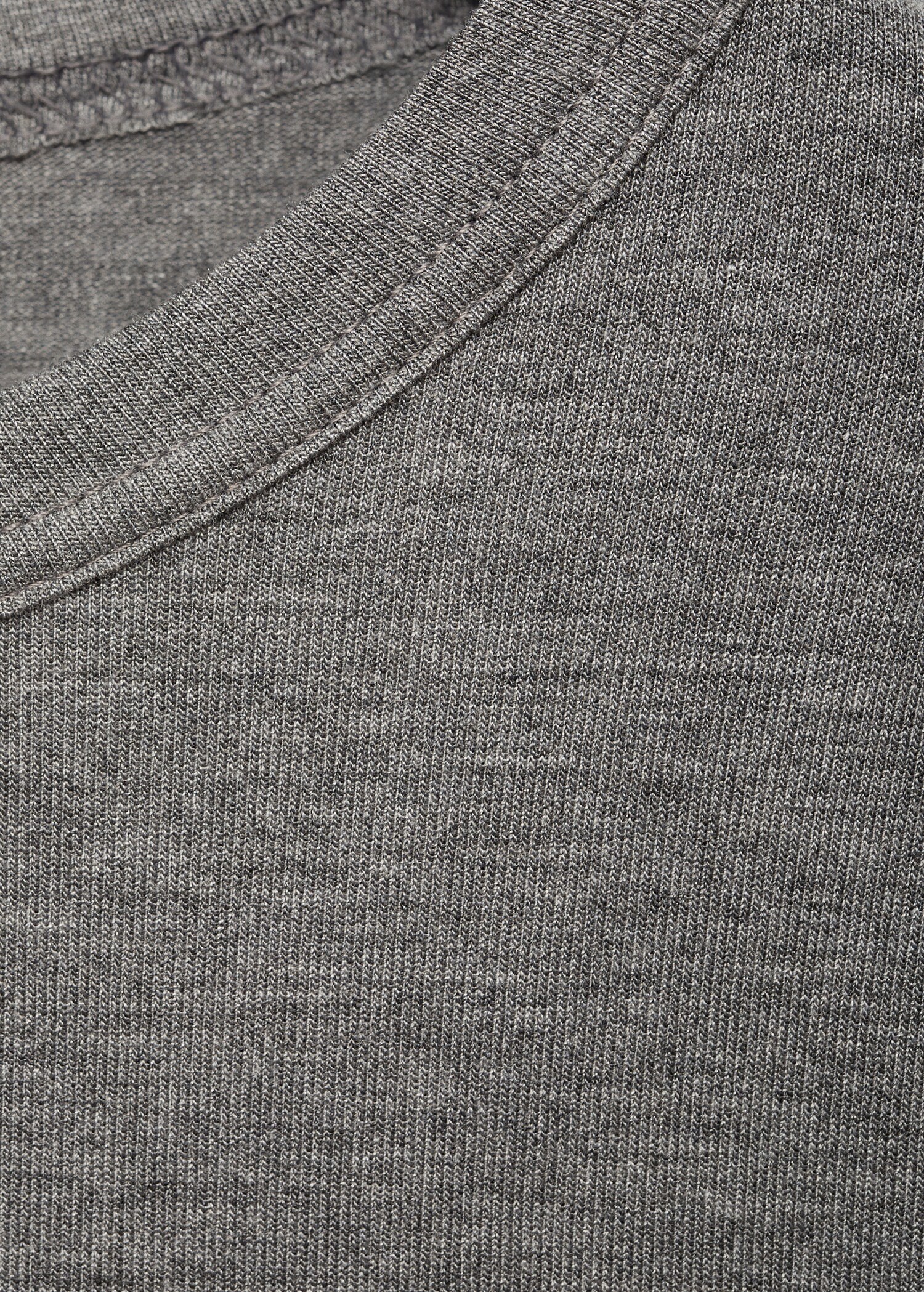 Round-neck long-sleeved t-shirt - Details of the article 8