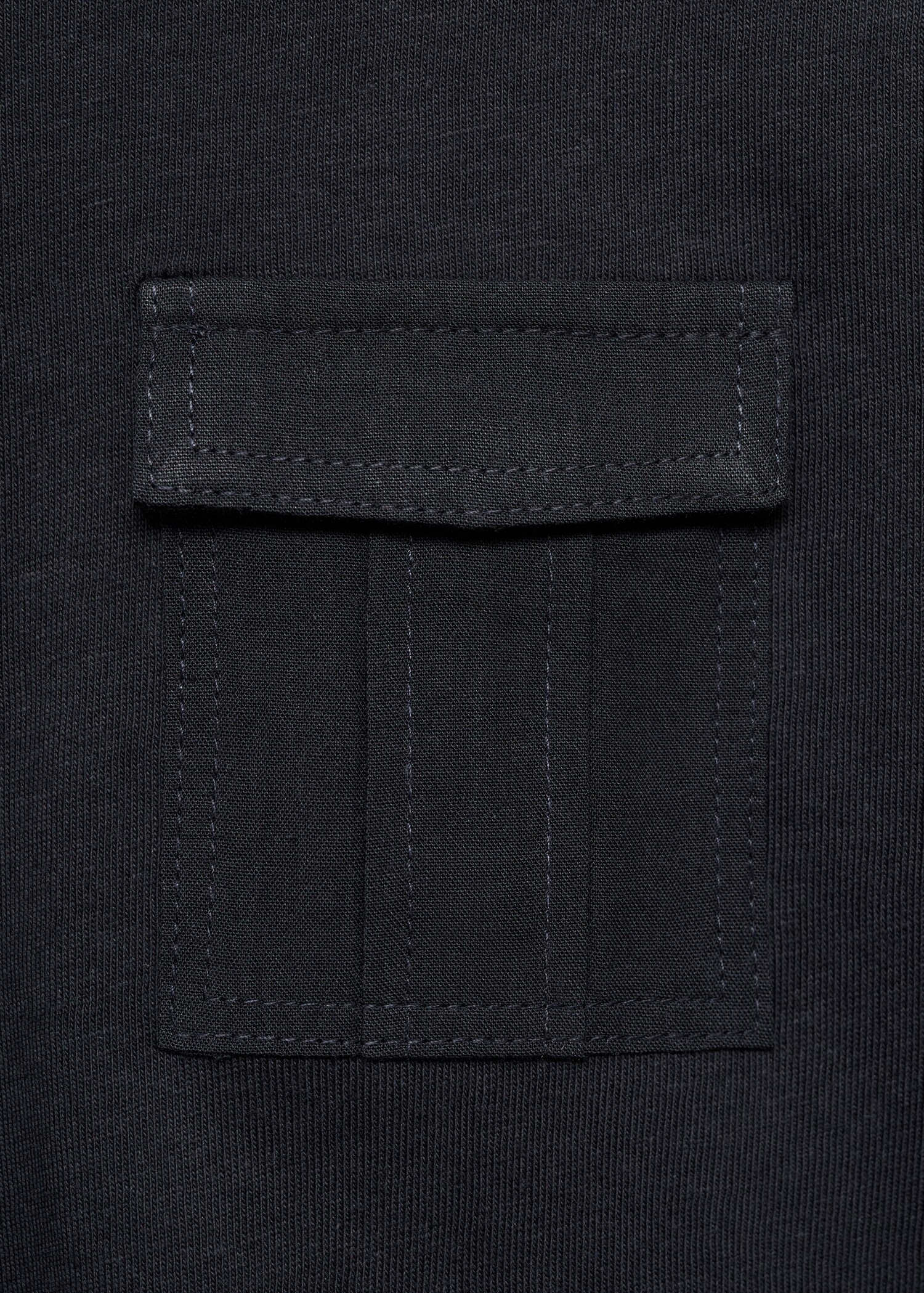 Long-sleeved t-shirt with pockets - Details of the article 8