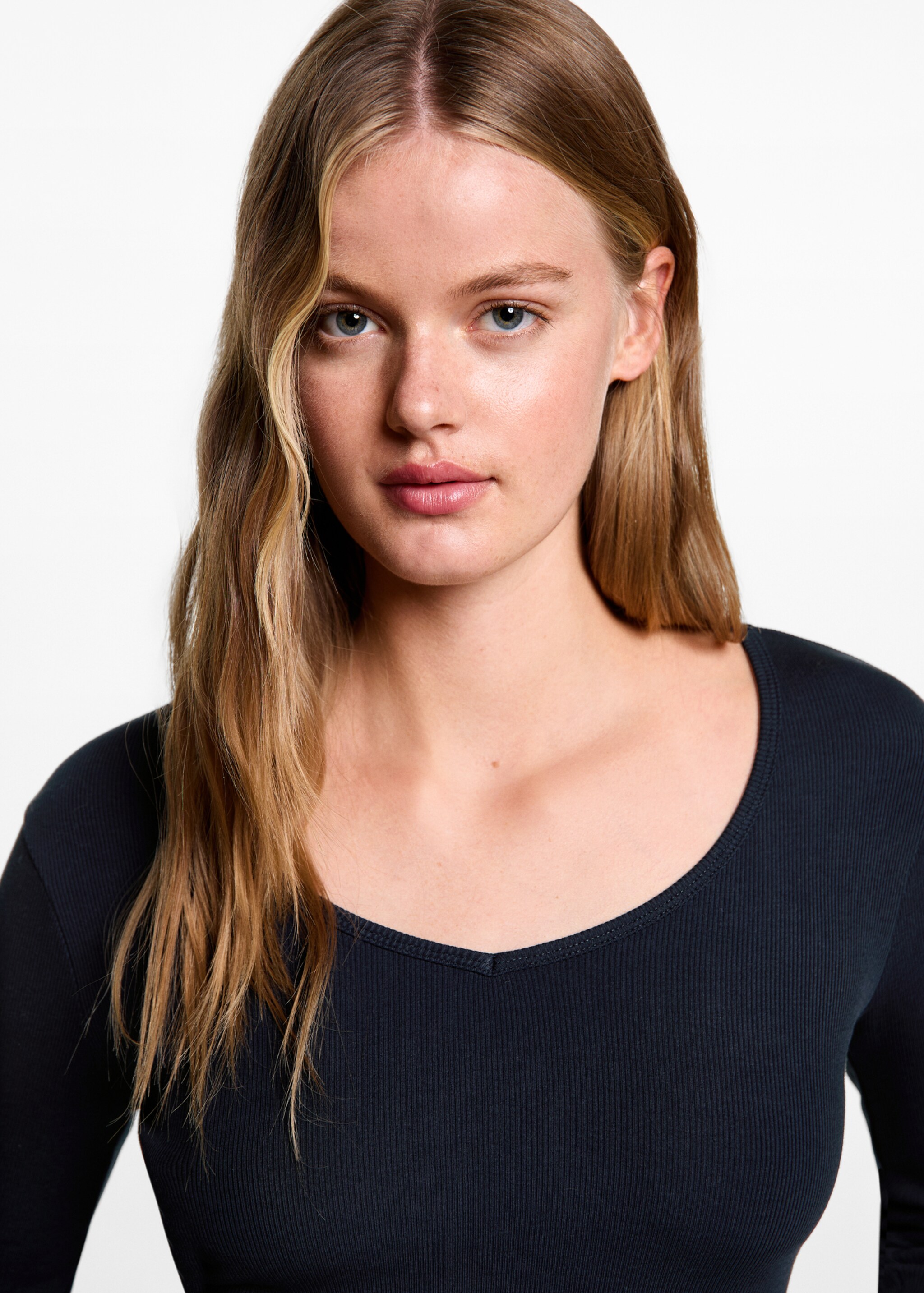 Long-sleeved V-neck T-shirt - Details of the article 1