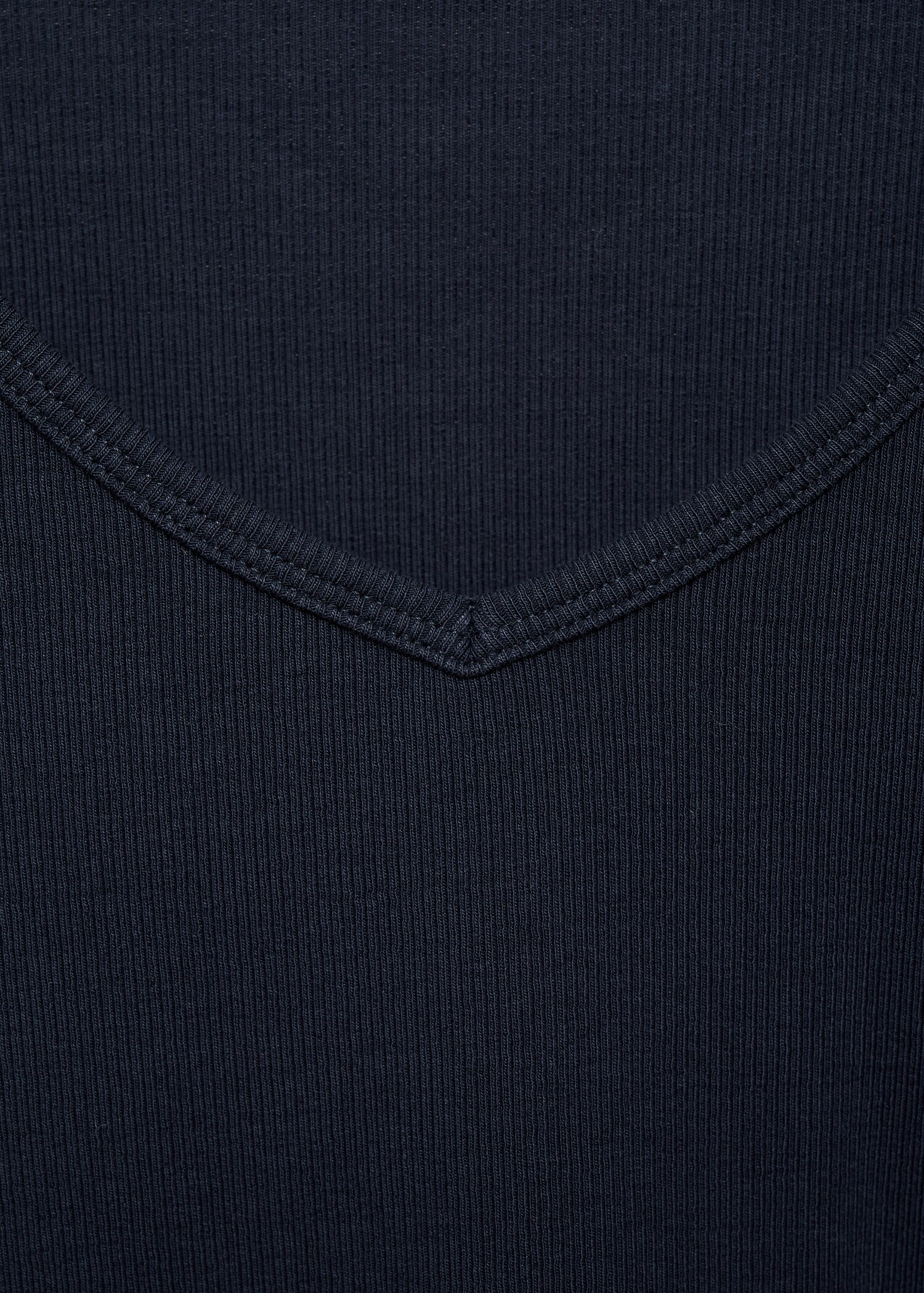 Long-sleeved V-neck T-shirt - Деталь изделия 8