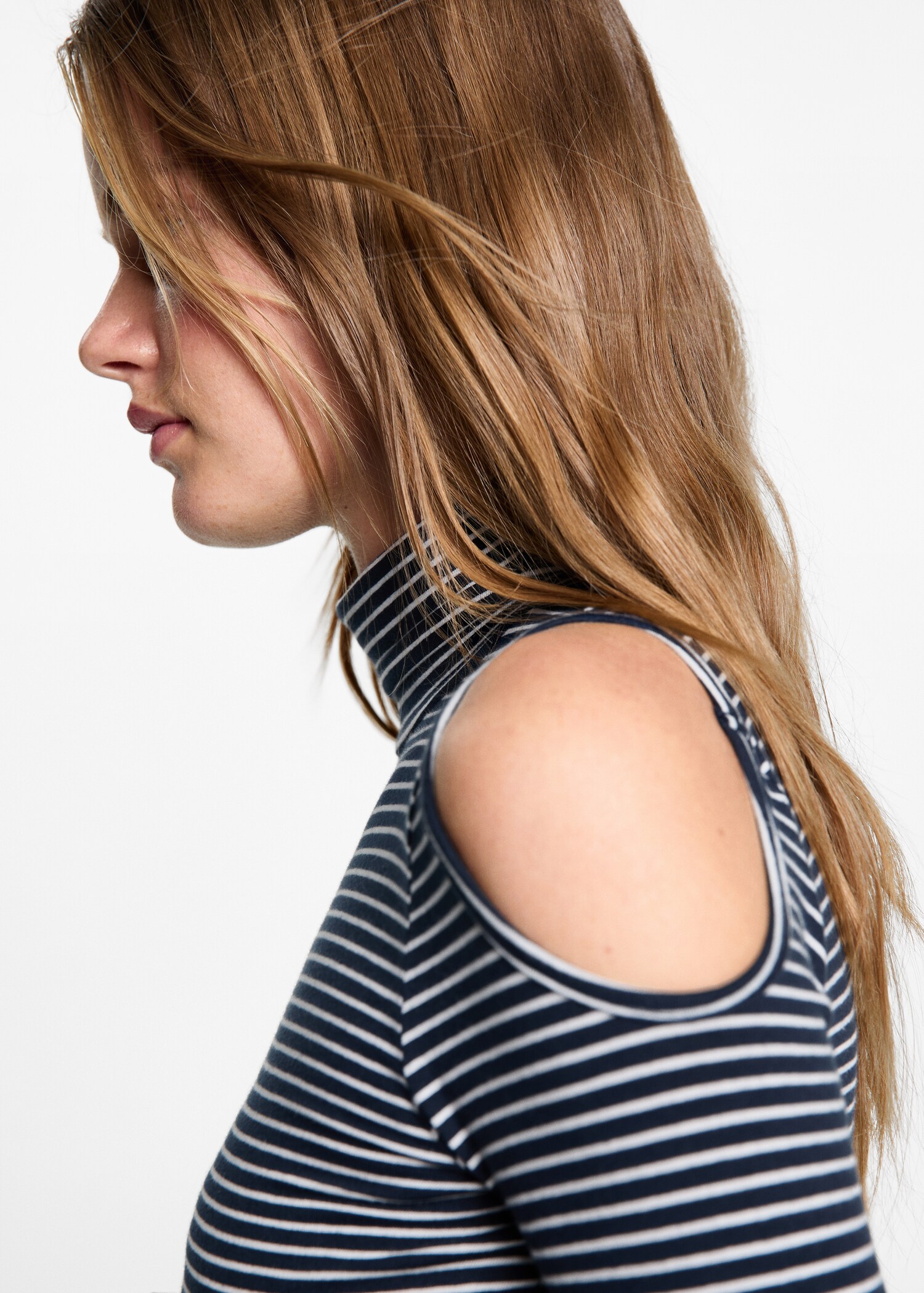 Turtleneck t-shirt with slits - Details of the article 1