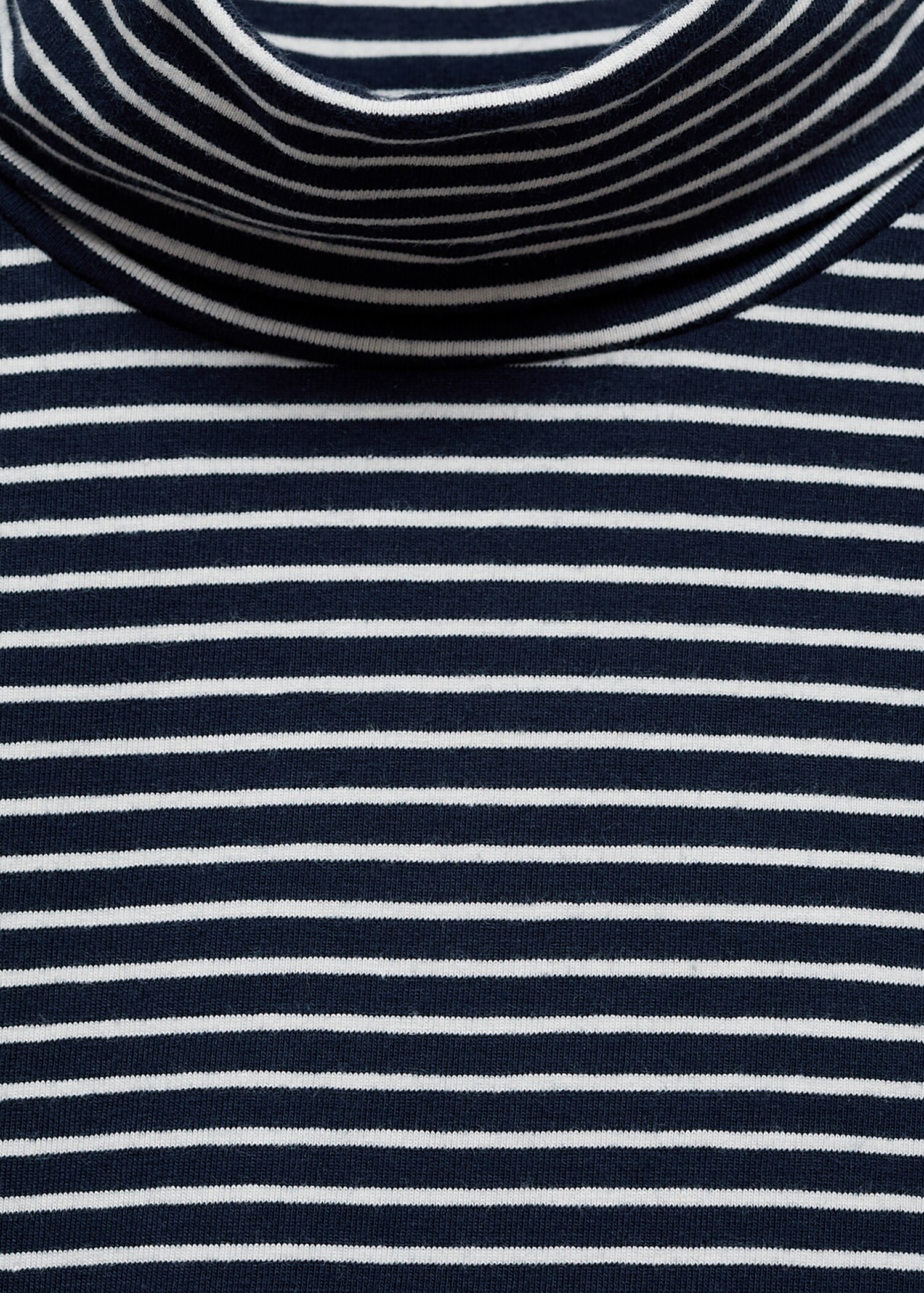 Turtleneck t-shirt with slits - Details of the article 8