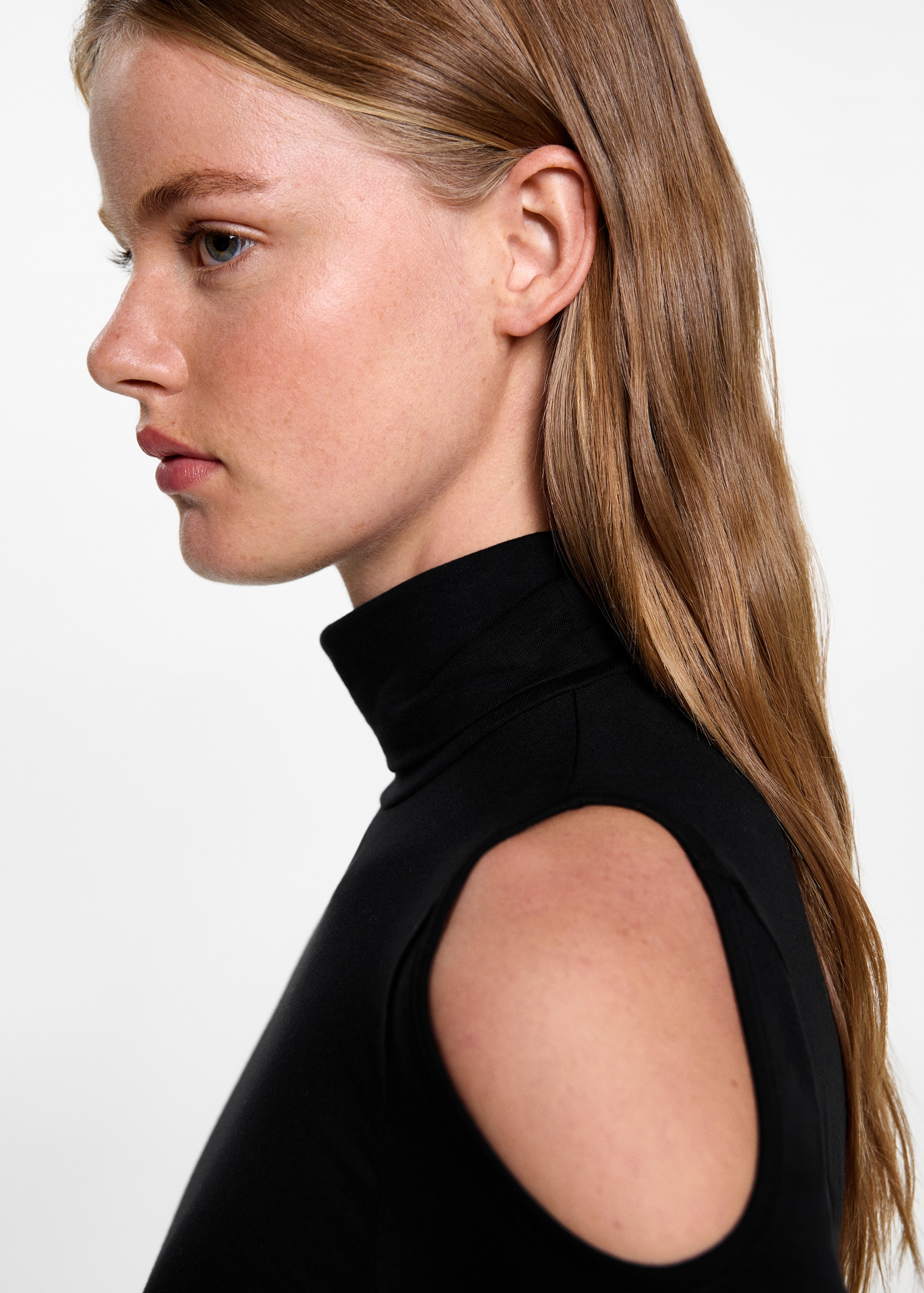 Turtleneck t-shirt with slits - Details of the article 1