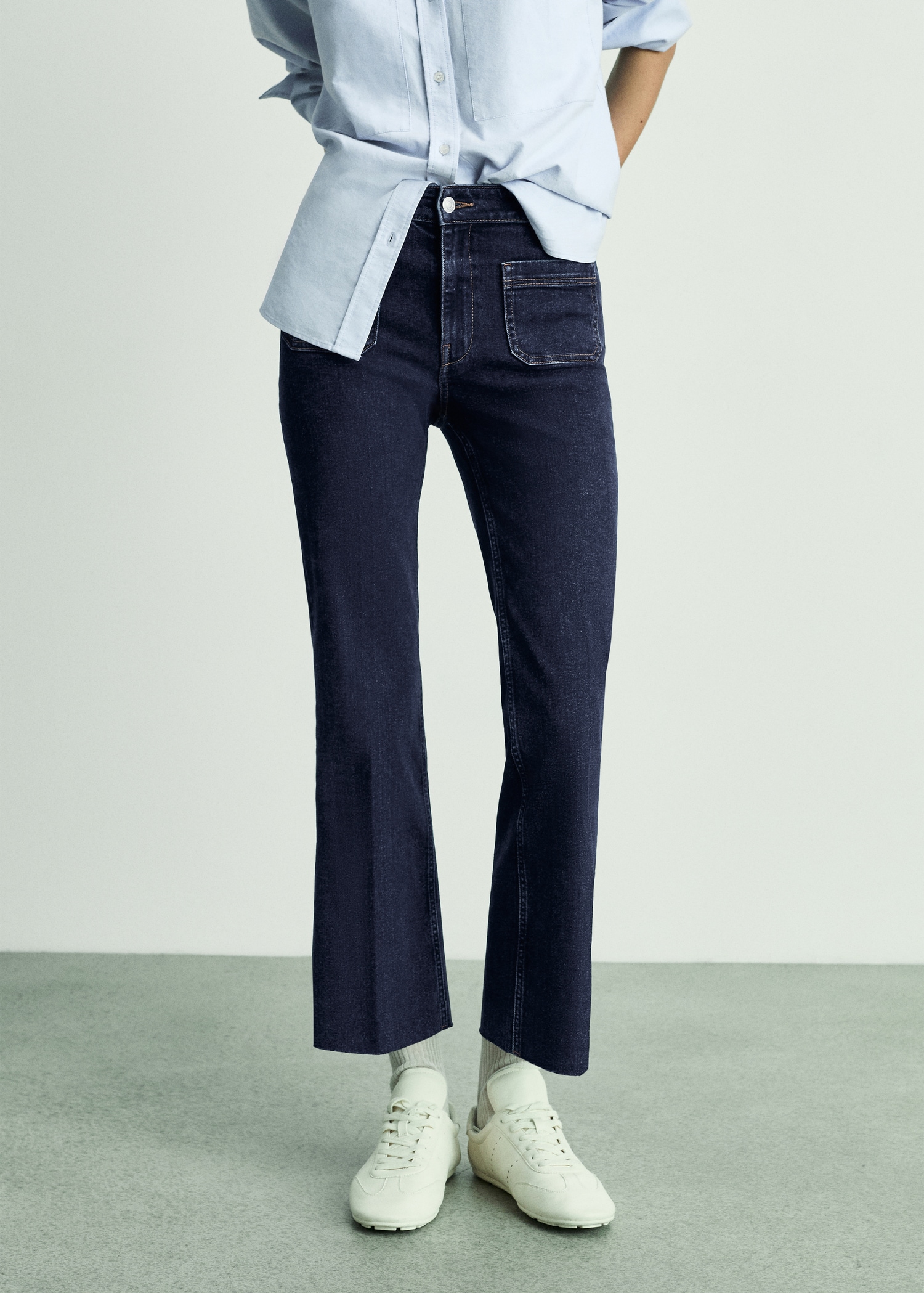 Jeans flare crop bolsillos - Plano medio