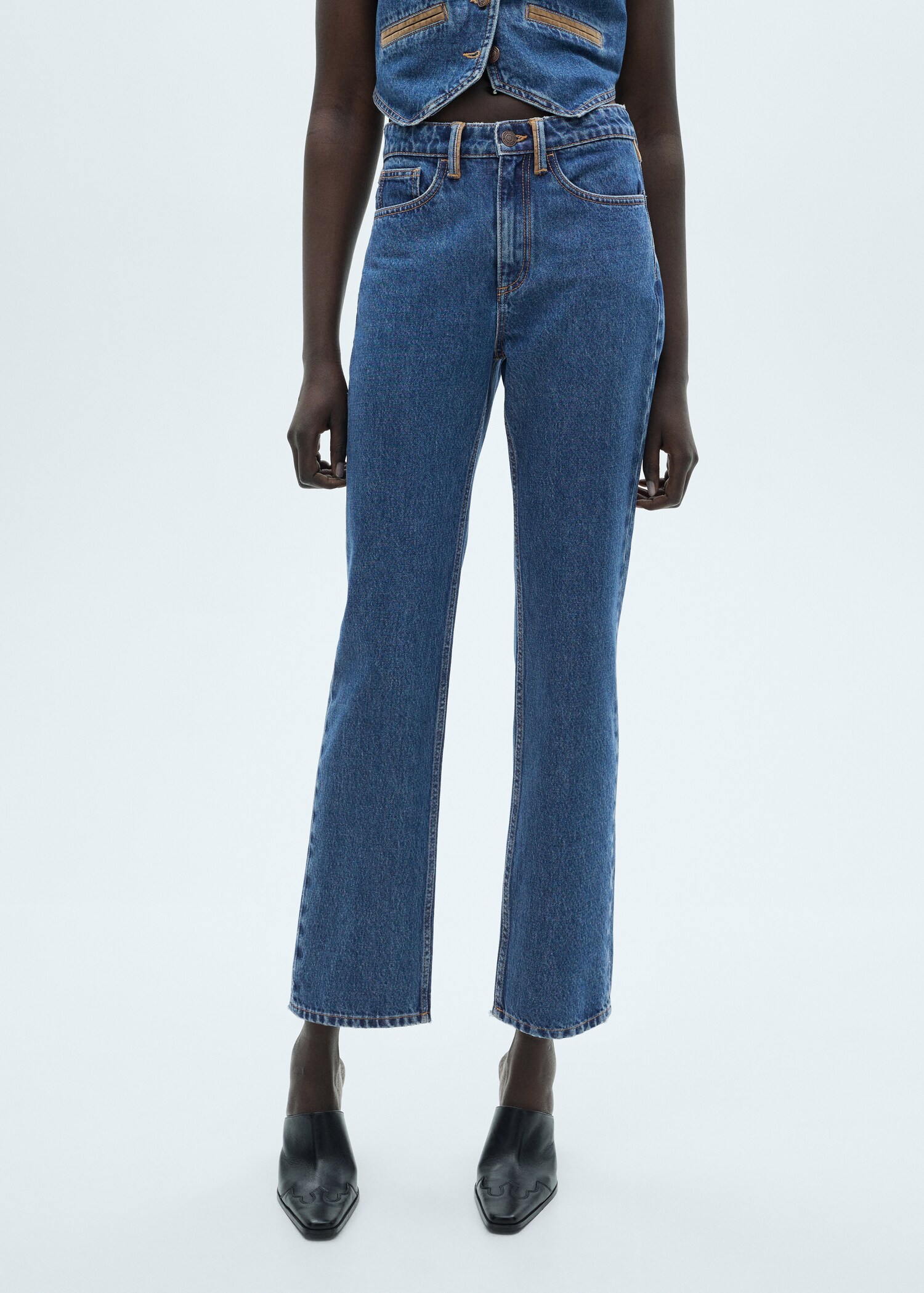 Jeans rectos detalles contraste - Plano medio
