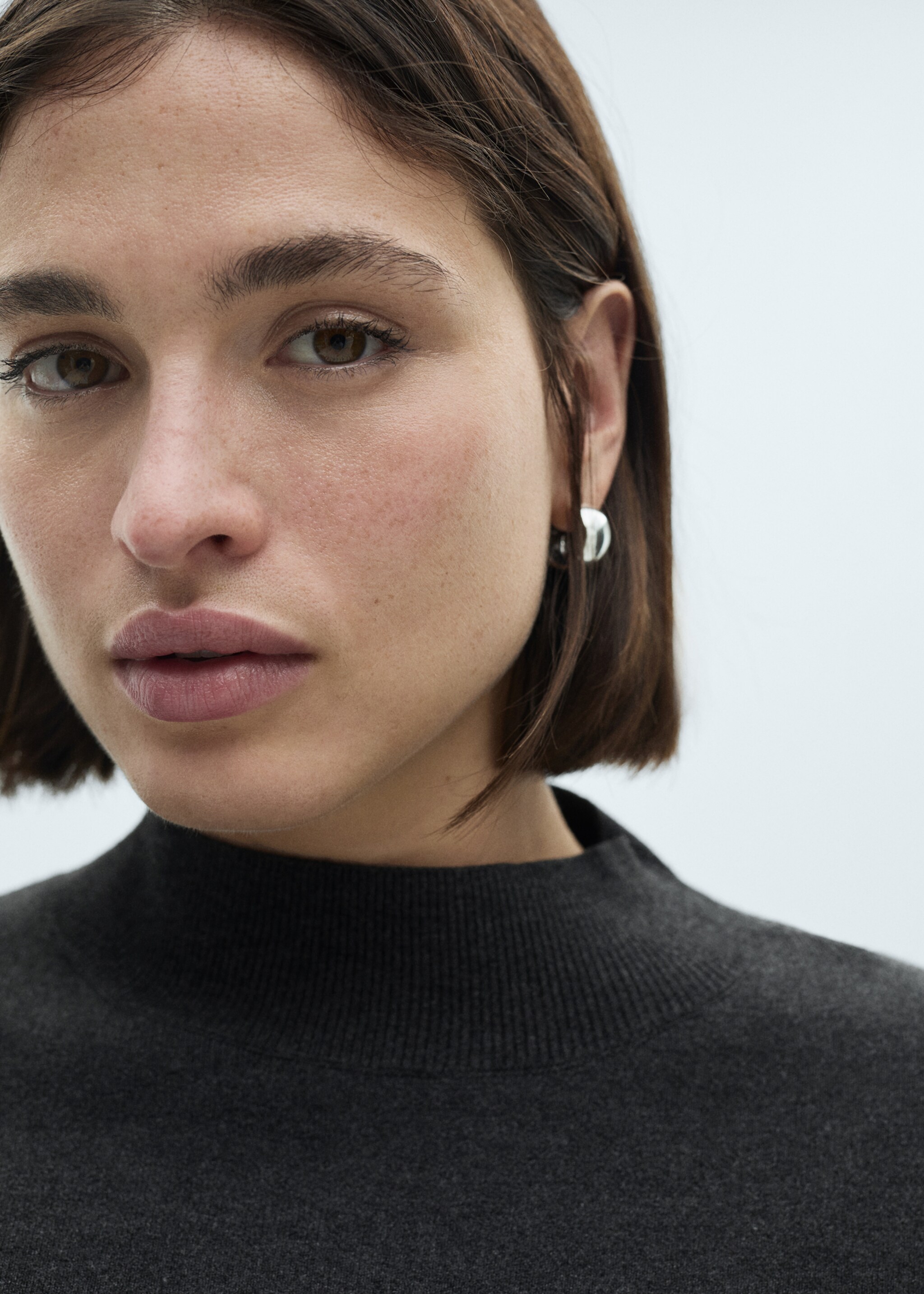 Knitted sweater with perkins neck - Details of the article 4, Medium Heather Grey. Ref: 77007697-00.