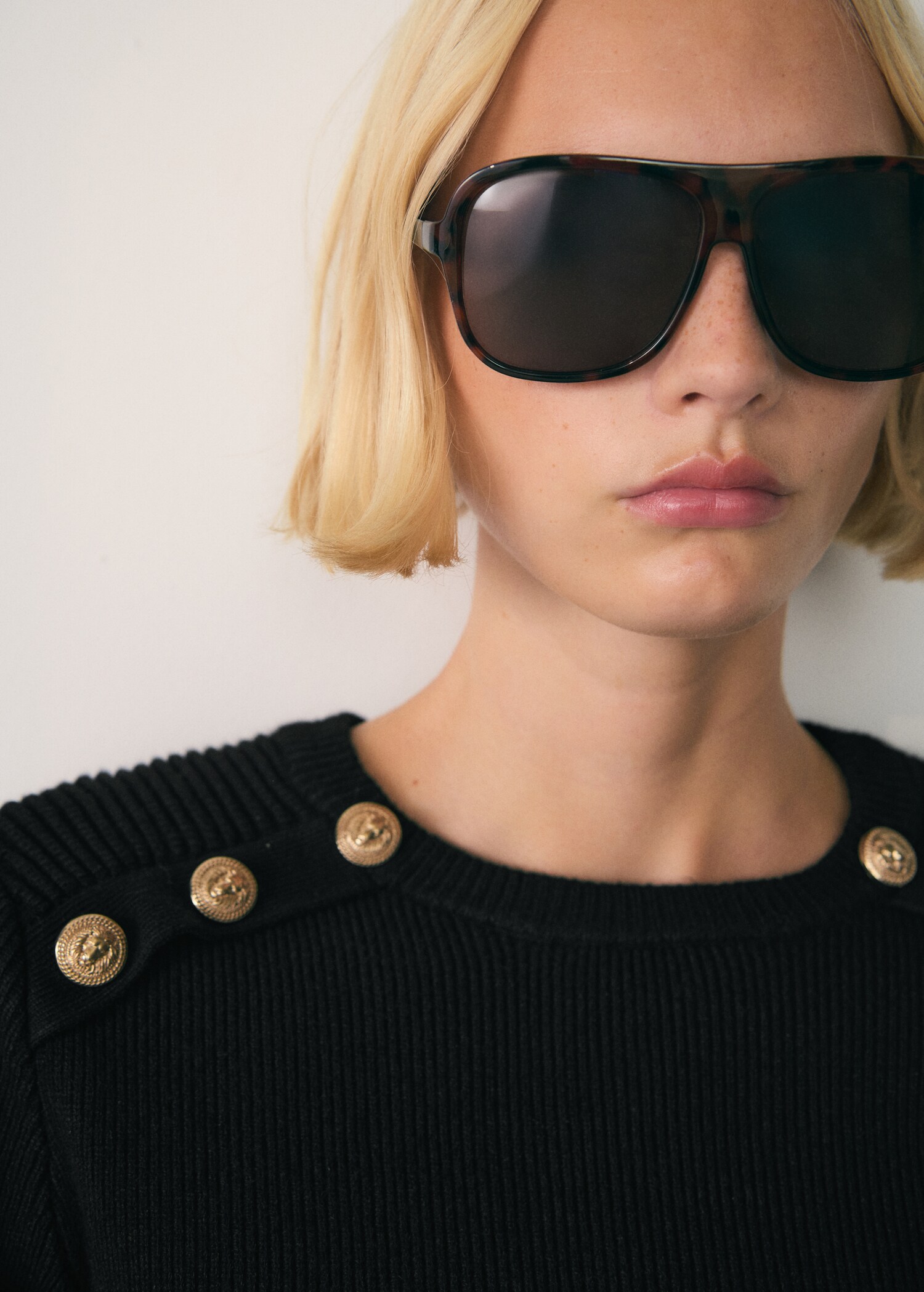 Sweater with jewel buttons - Details of the article 1