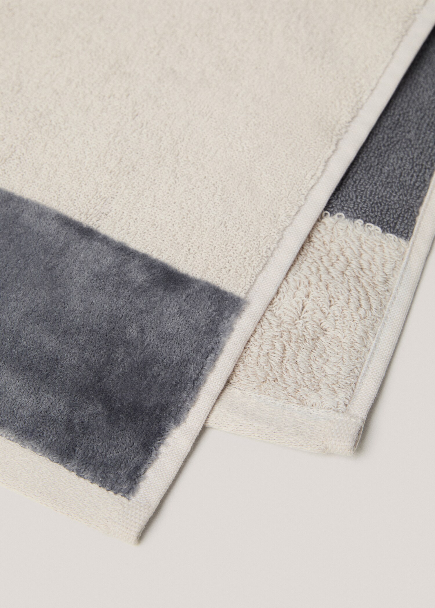 100% cotton hand towel with striped design 50x90cm - Details of the article 1