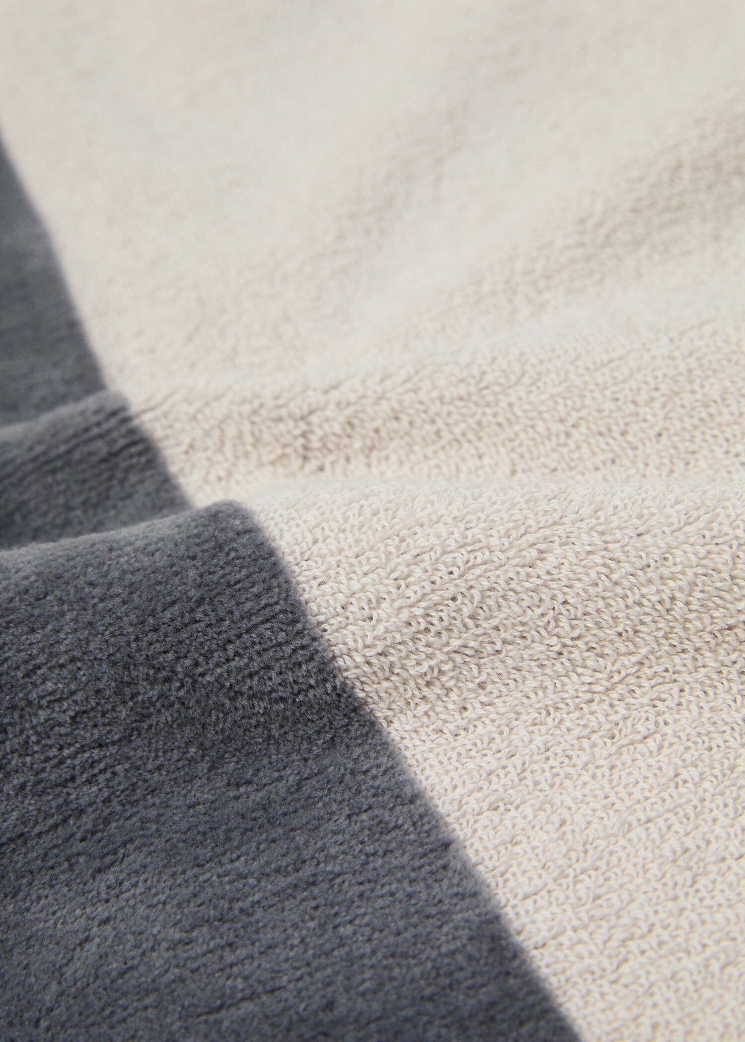100% cotton hand towel with striped design 50x90cm - Details of the article 3