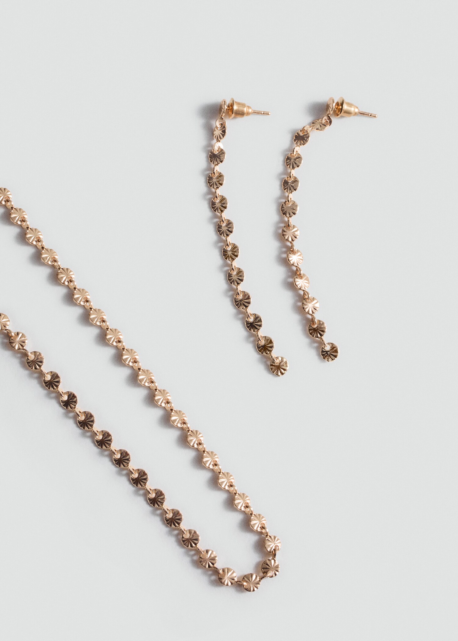 Ensemble collier et boucles d'oreilles - Plan moyen