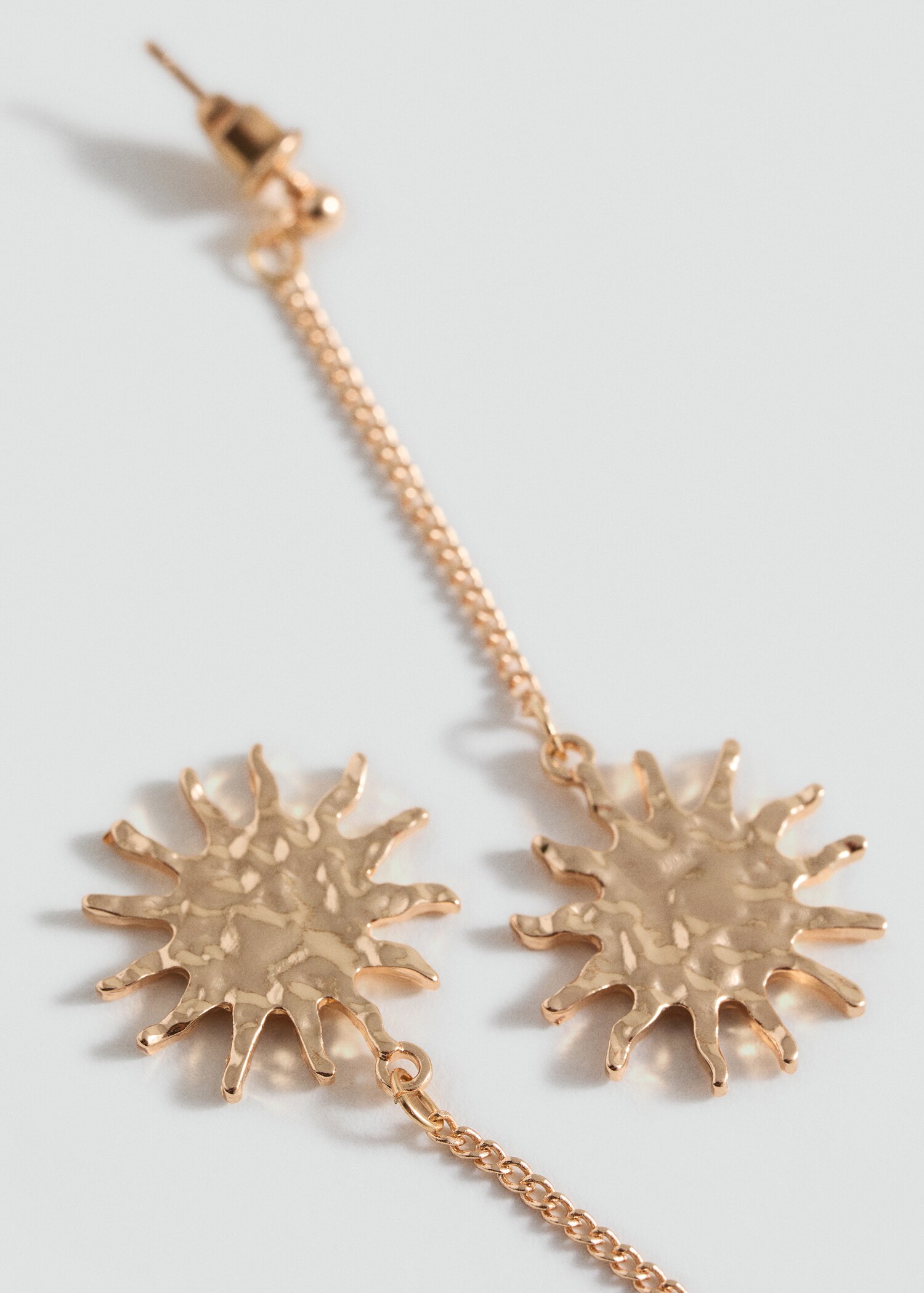 Boucles d'oreilles pendantes soleils - Plan moyen