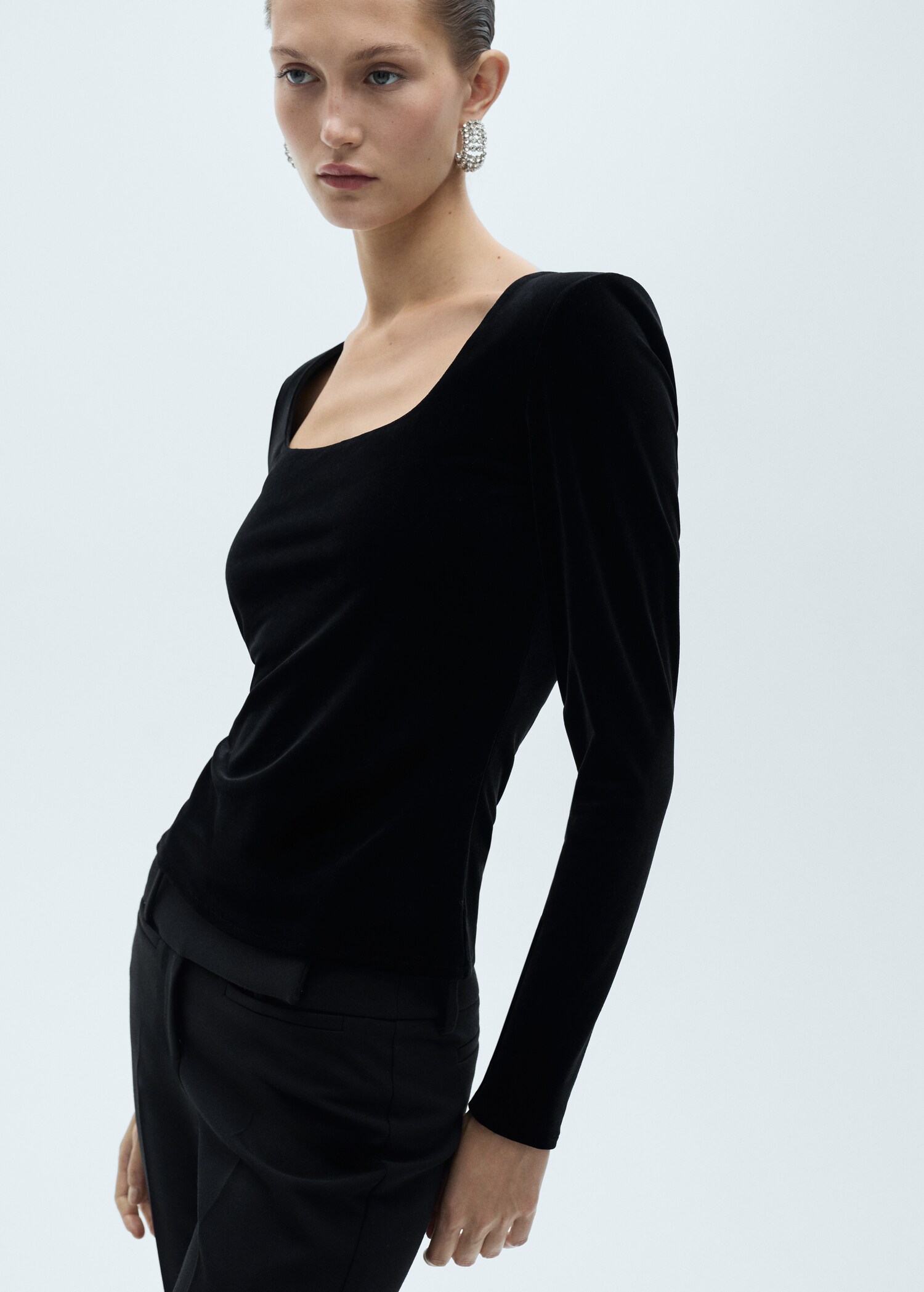 Fluwelen T-shirt met diepe decolleté - Detail van het artikel 2