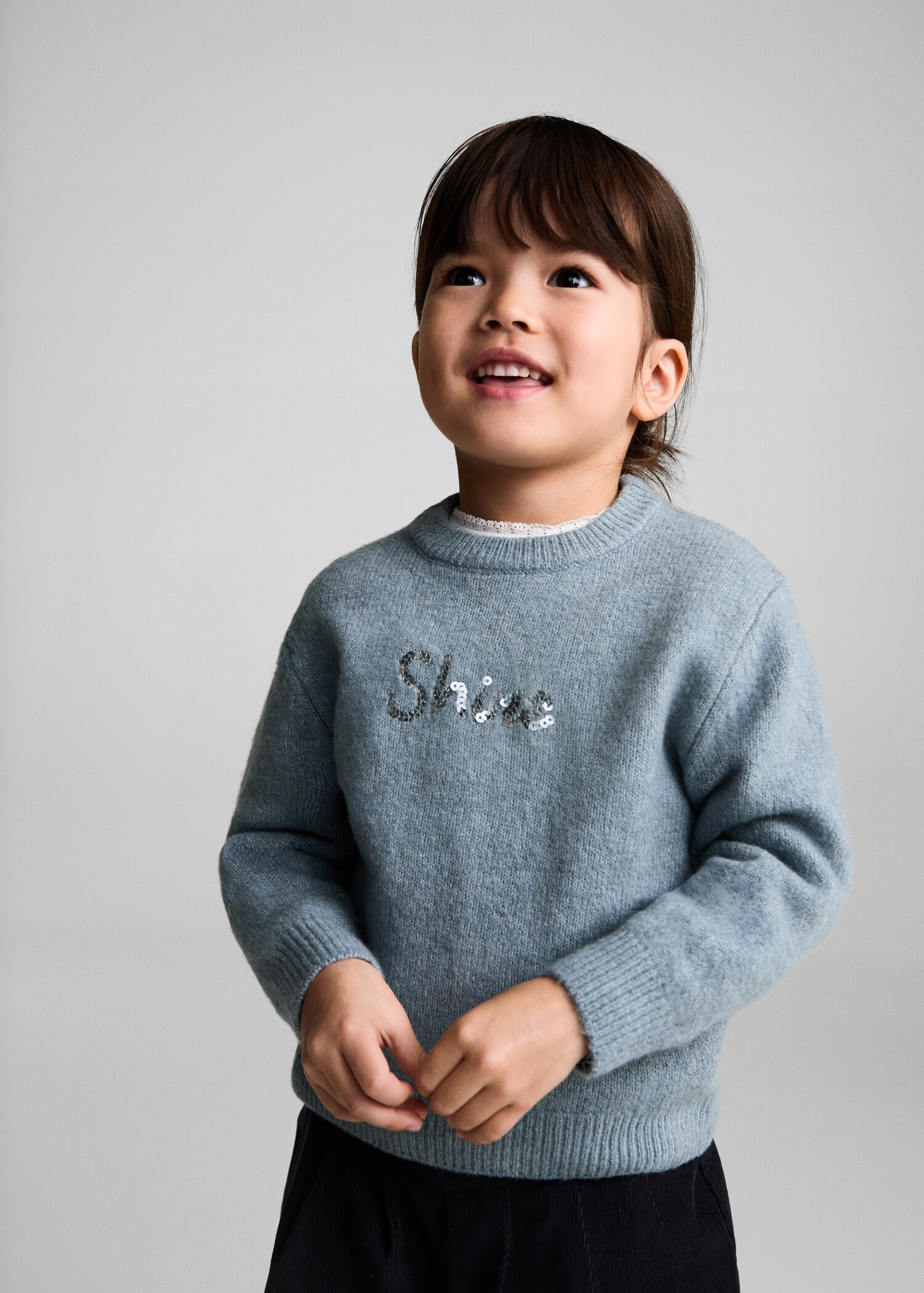 Pull-over à message et sequins - Plan moyen