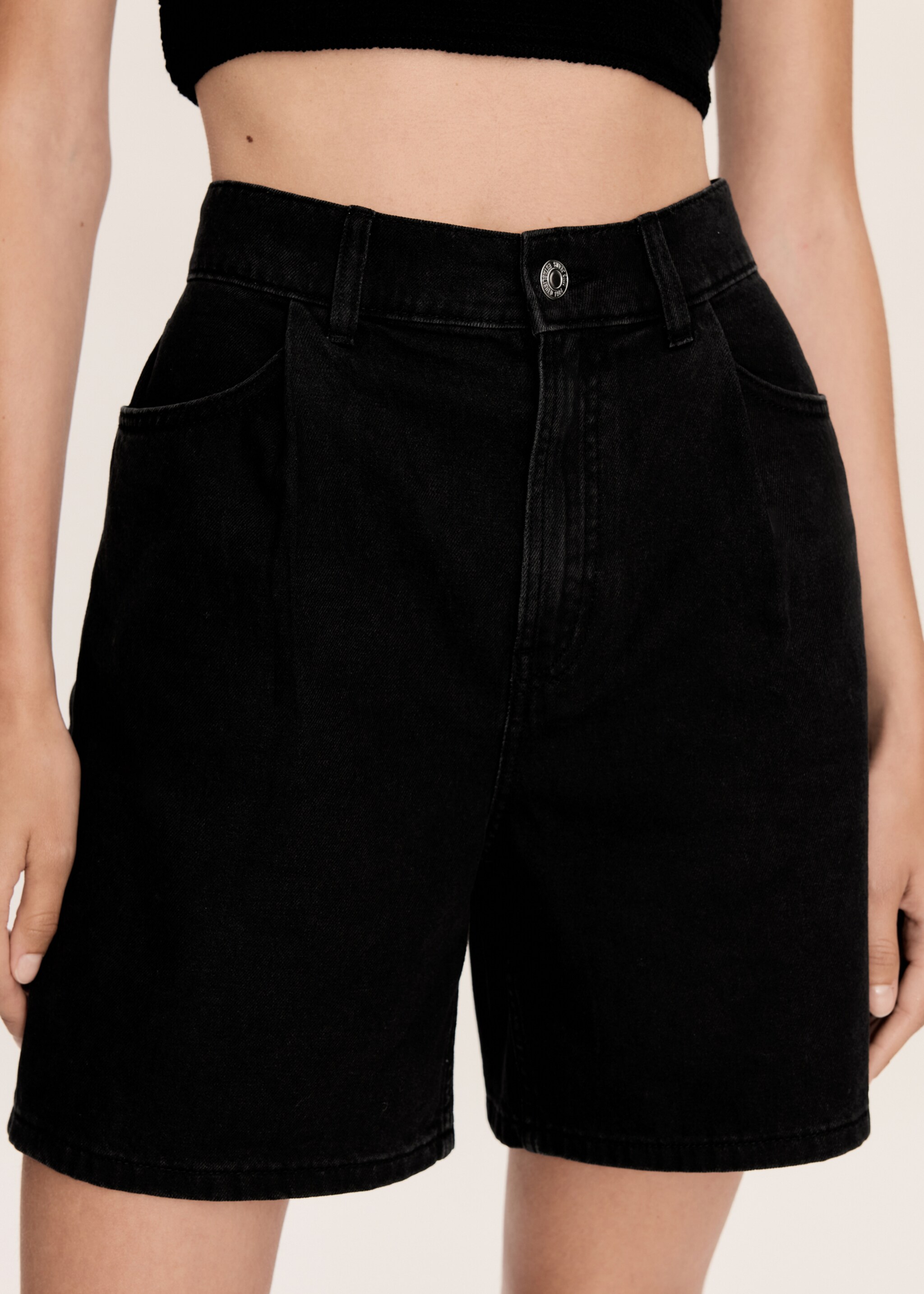Straight-fit denim shorts - Details of the article 6, Black denim. Ref: 77010256-00.