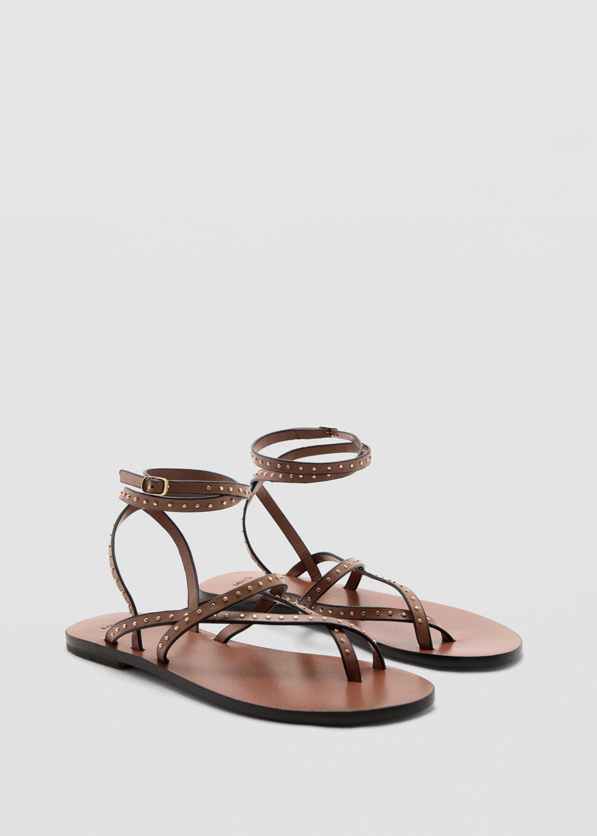 Leather straps sandals - Середній план