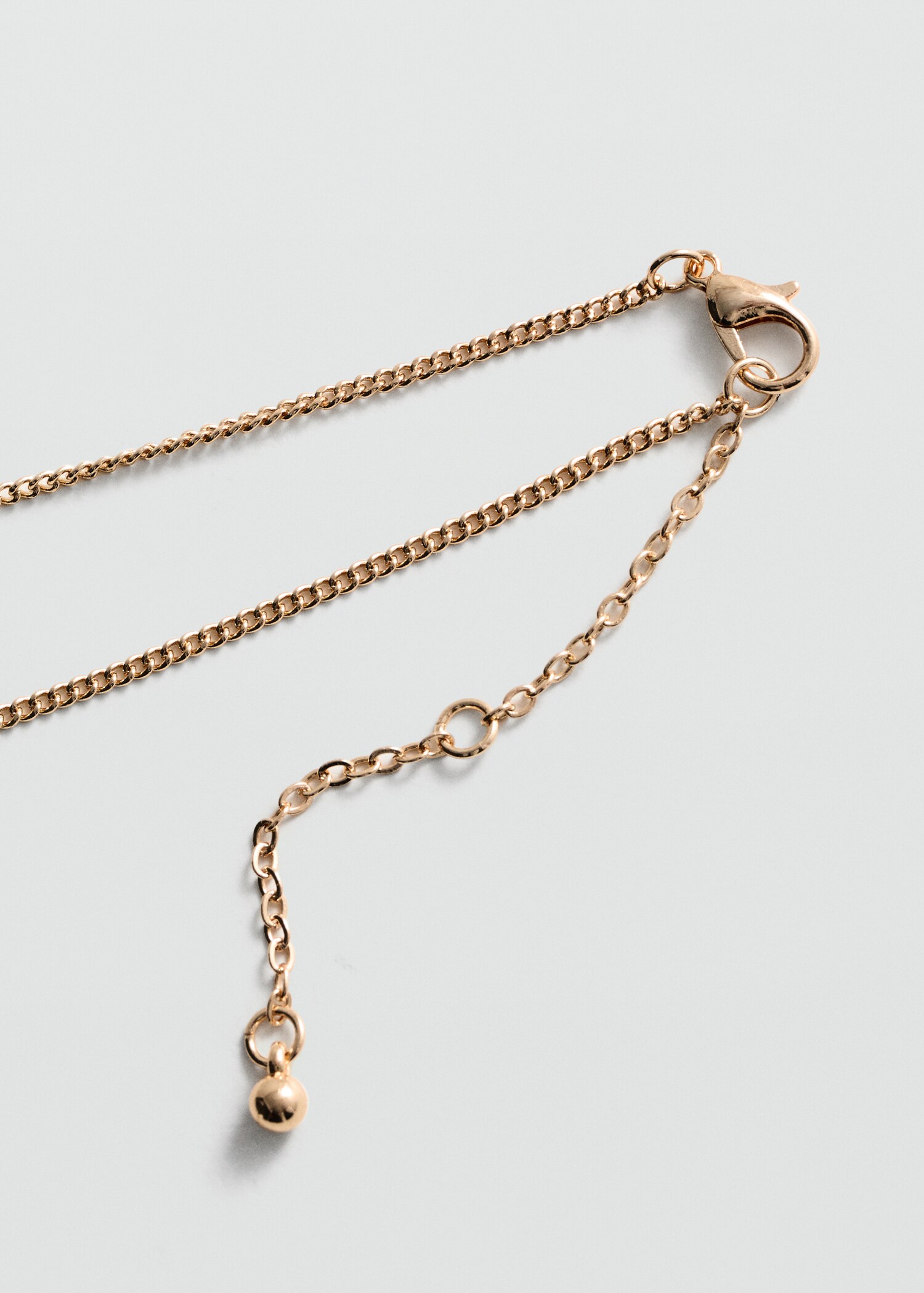 Collier pendentif lettre - Plan moyen