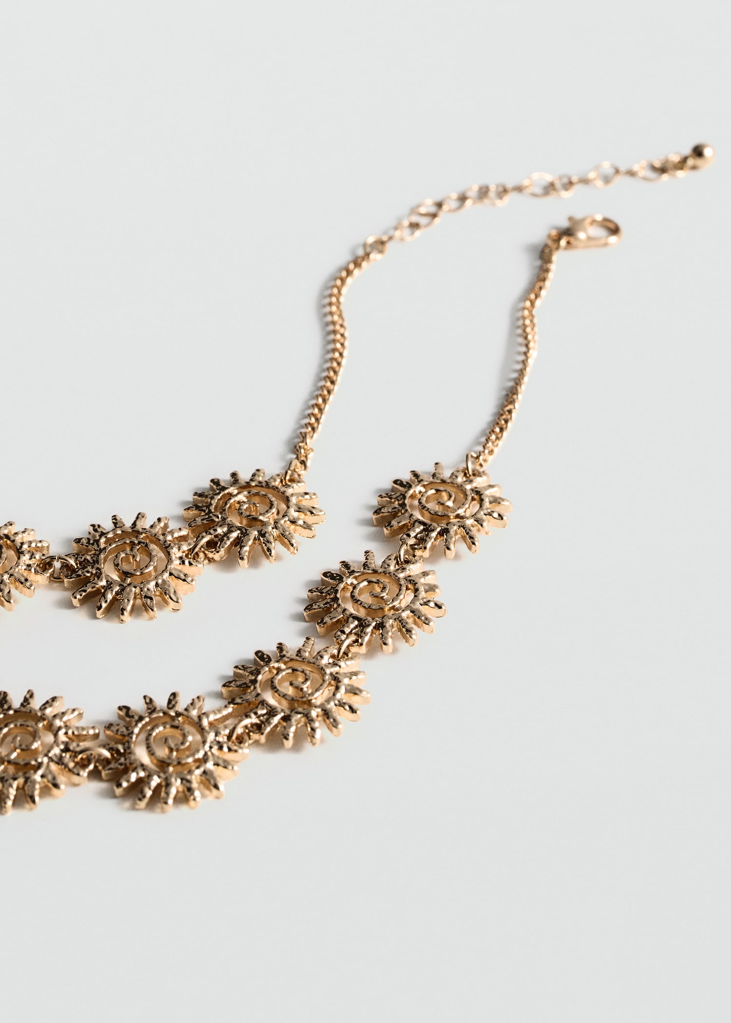 Collier perles soleils - Plan moyen