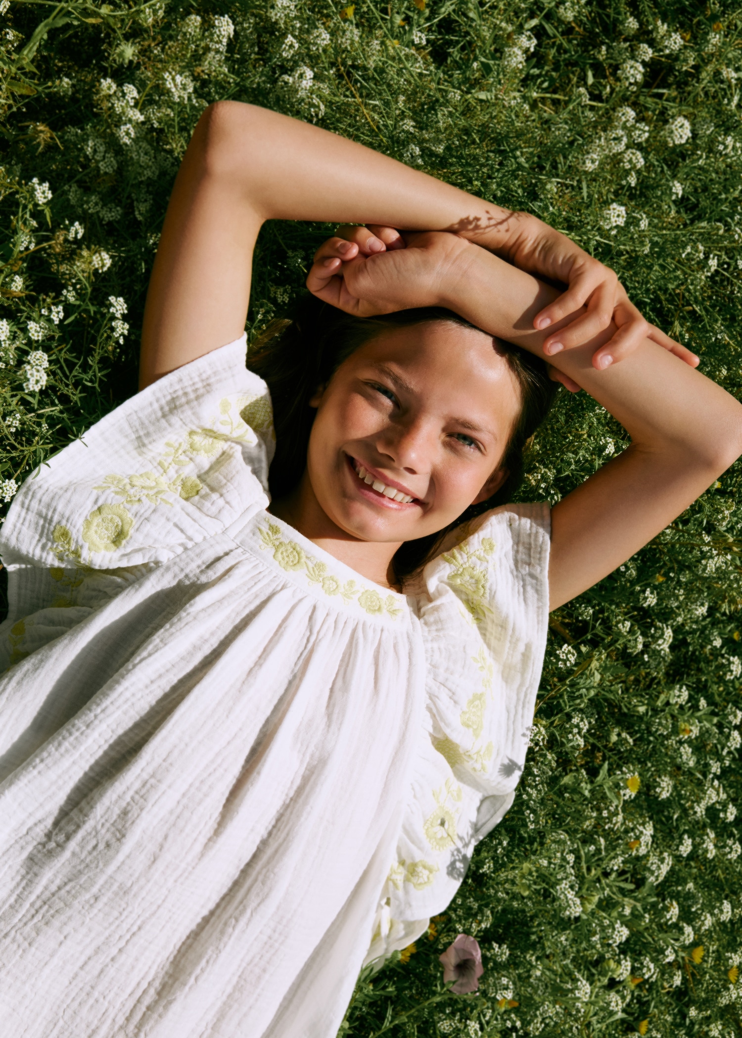 Kleid mit gestickten Details - Detail des Artikels 5
