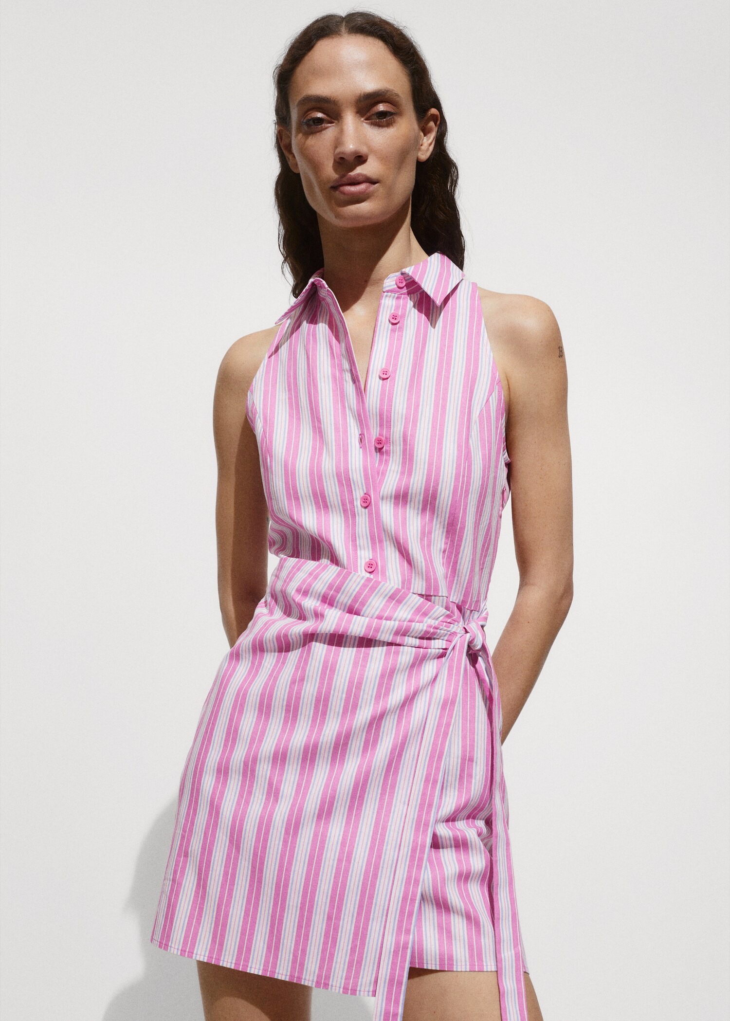 Robe chemisier croisée - Plan moyen