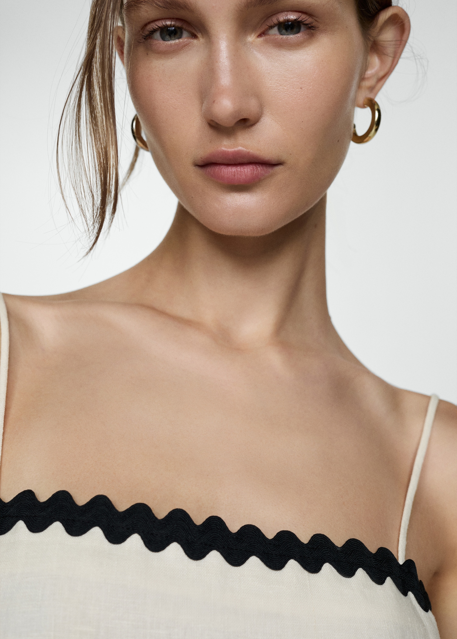 Linen dress with contrasting details - Details of the article 1