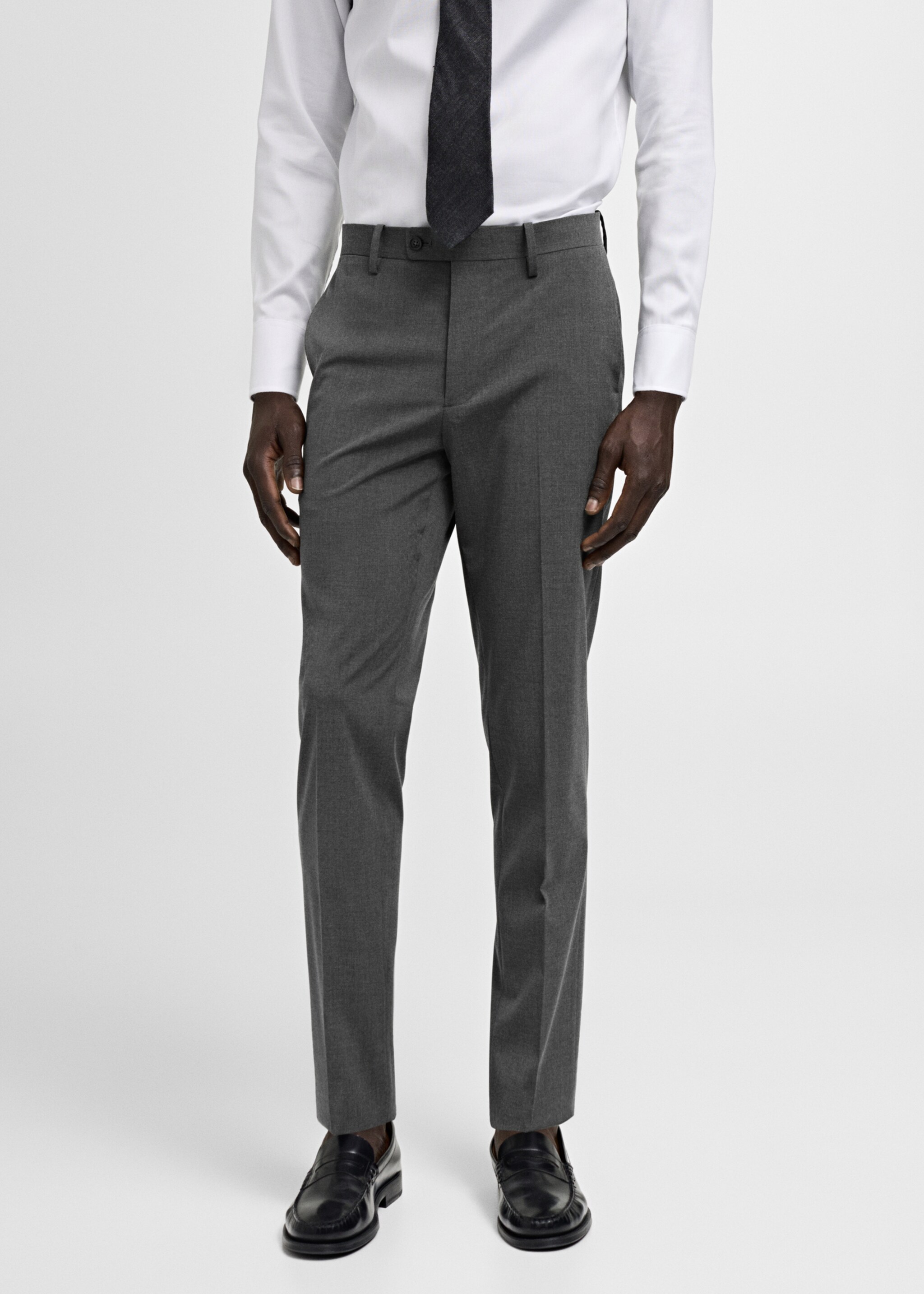 Pantalón traje slim fit tejido comfort stretch - Plano medio