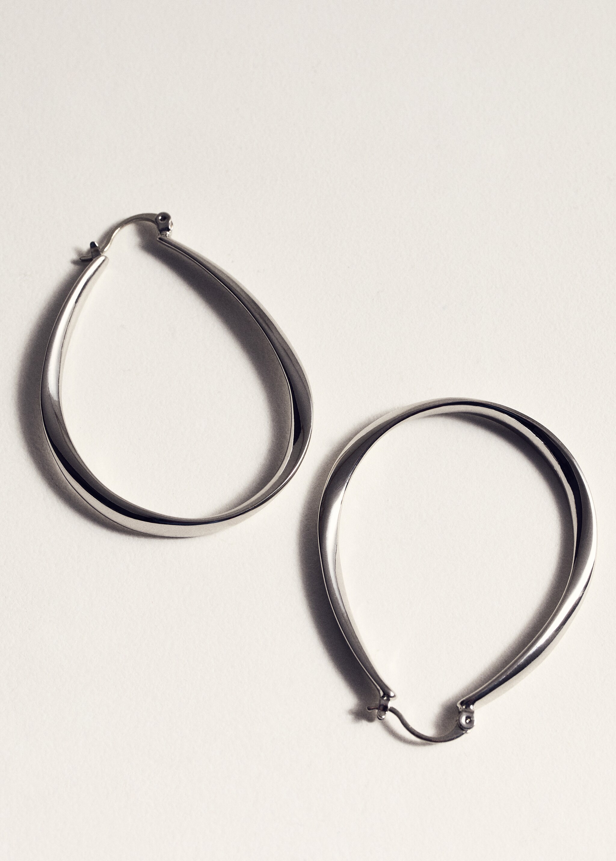 Oval hoop earrings - Details of the article 5