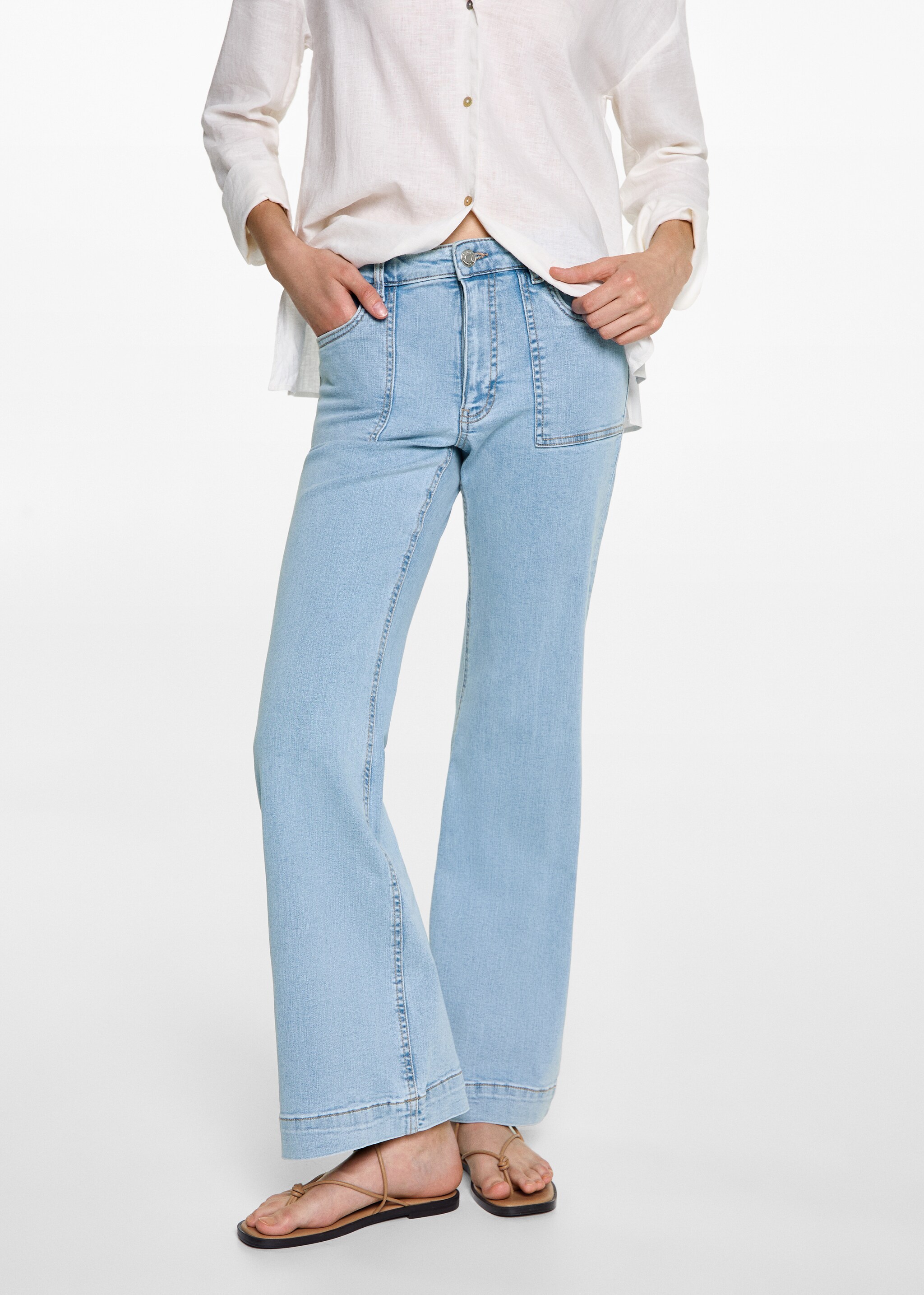 Flared Jeans mit Taschen - Mittlere Ansicht