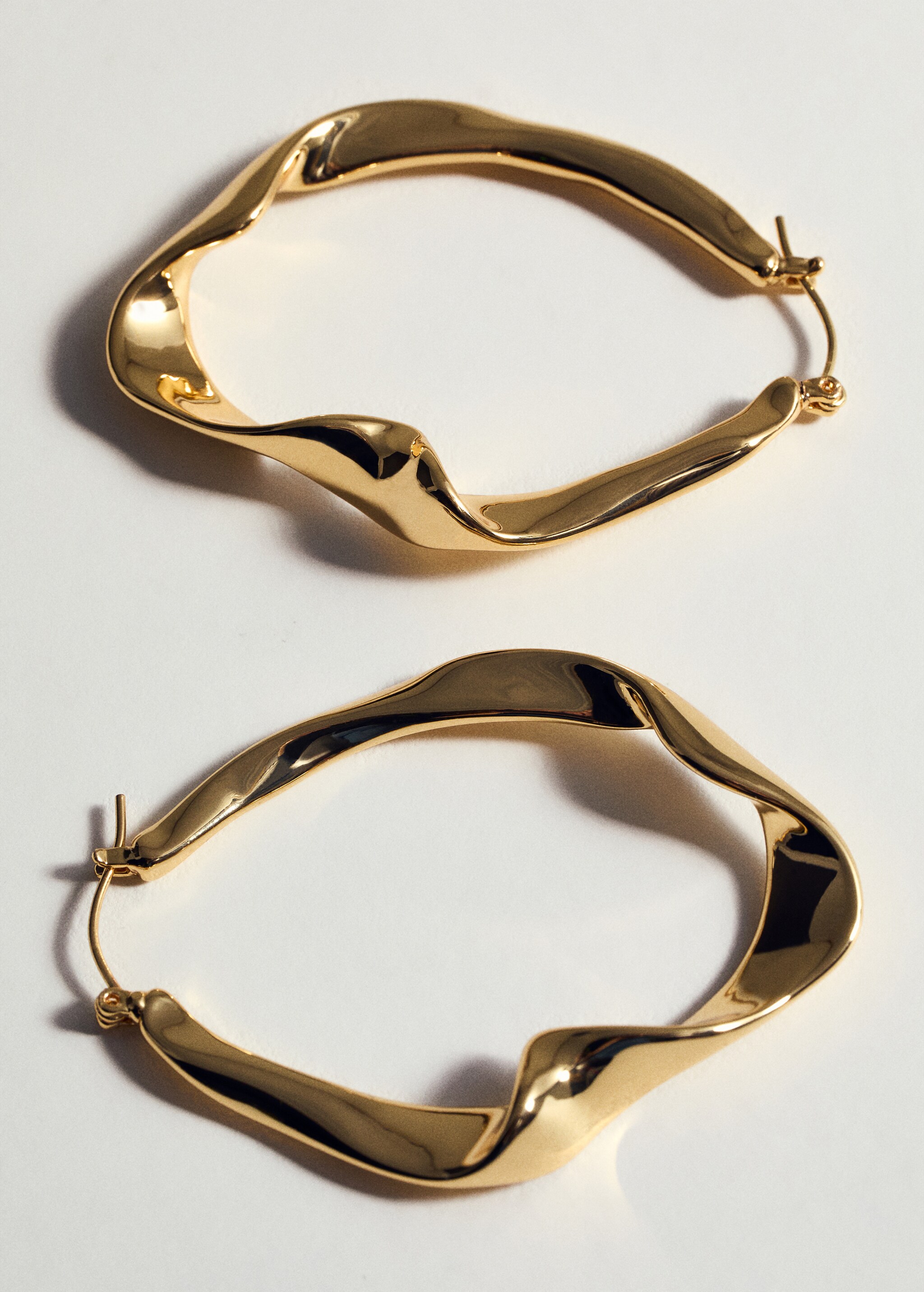 Twisted hoop earrings - Details of the article 5