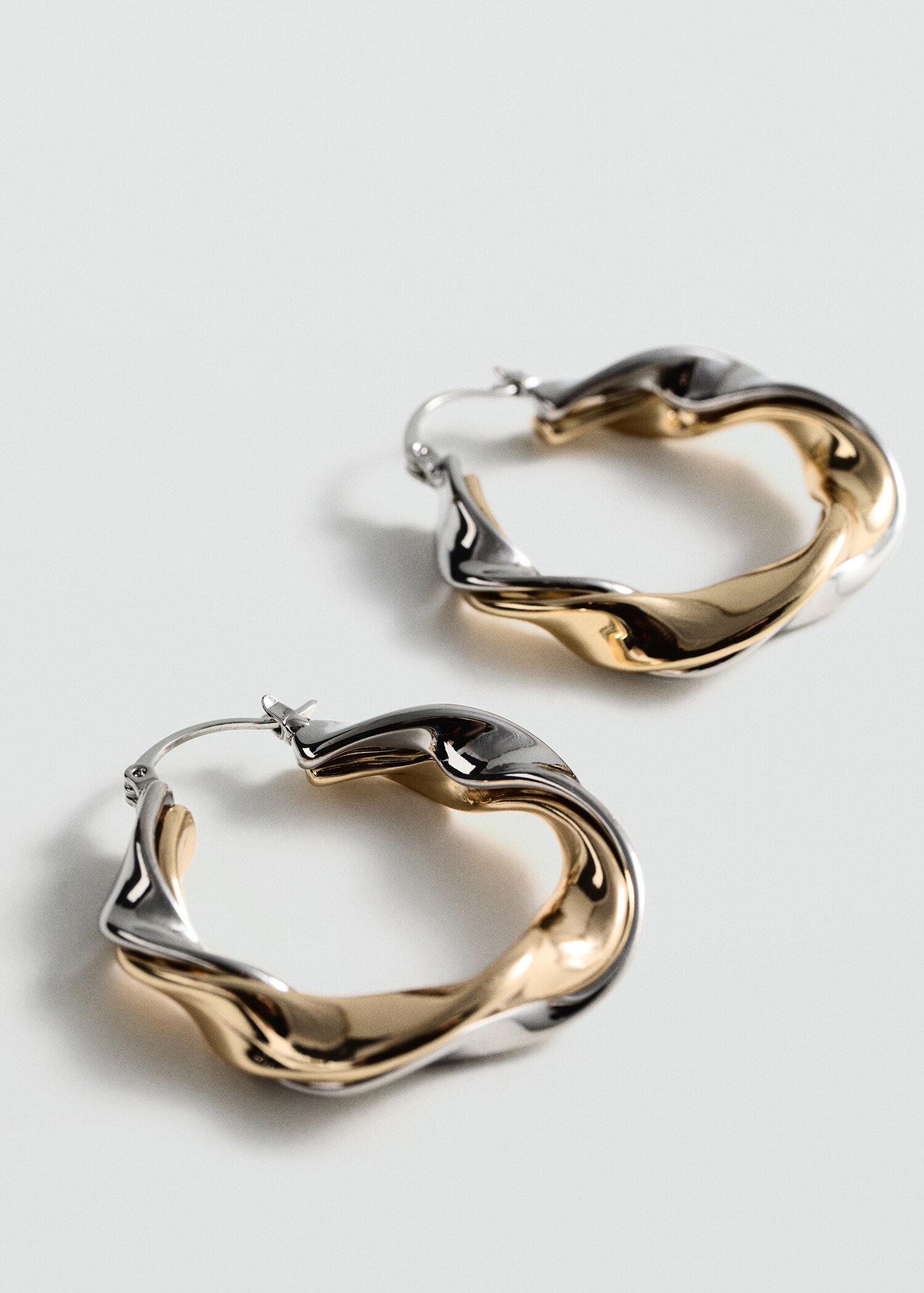 Twisted hoop earrings - Medium plane