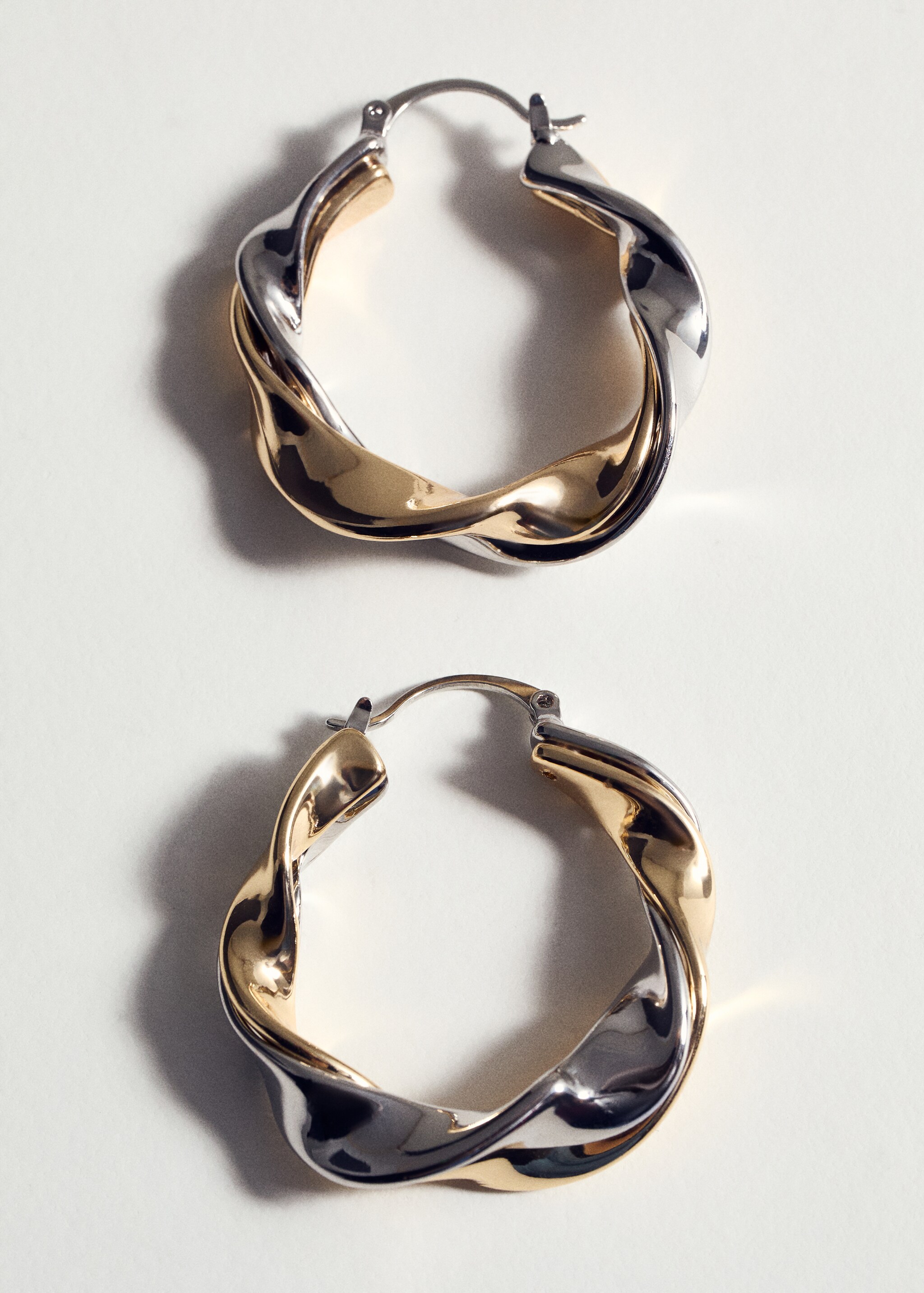 Twisted hoop earrings - Details of the article 5