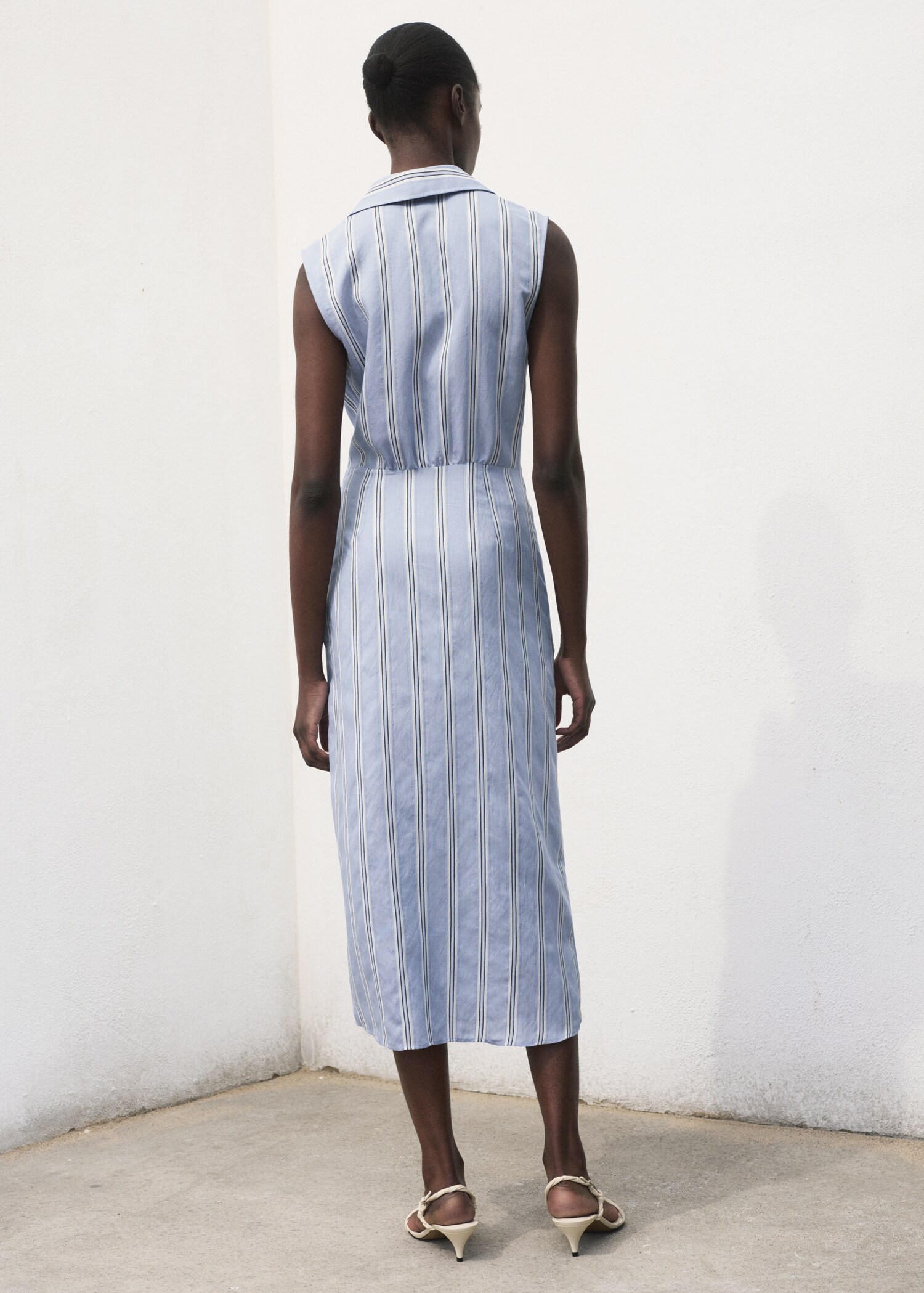 Vestido camisero drapeado - Reverso del artículo