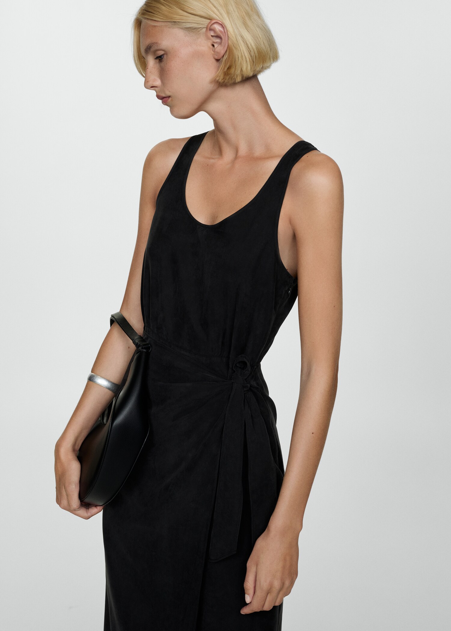 Vestido cupro nudo lateral - Plano medio