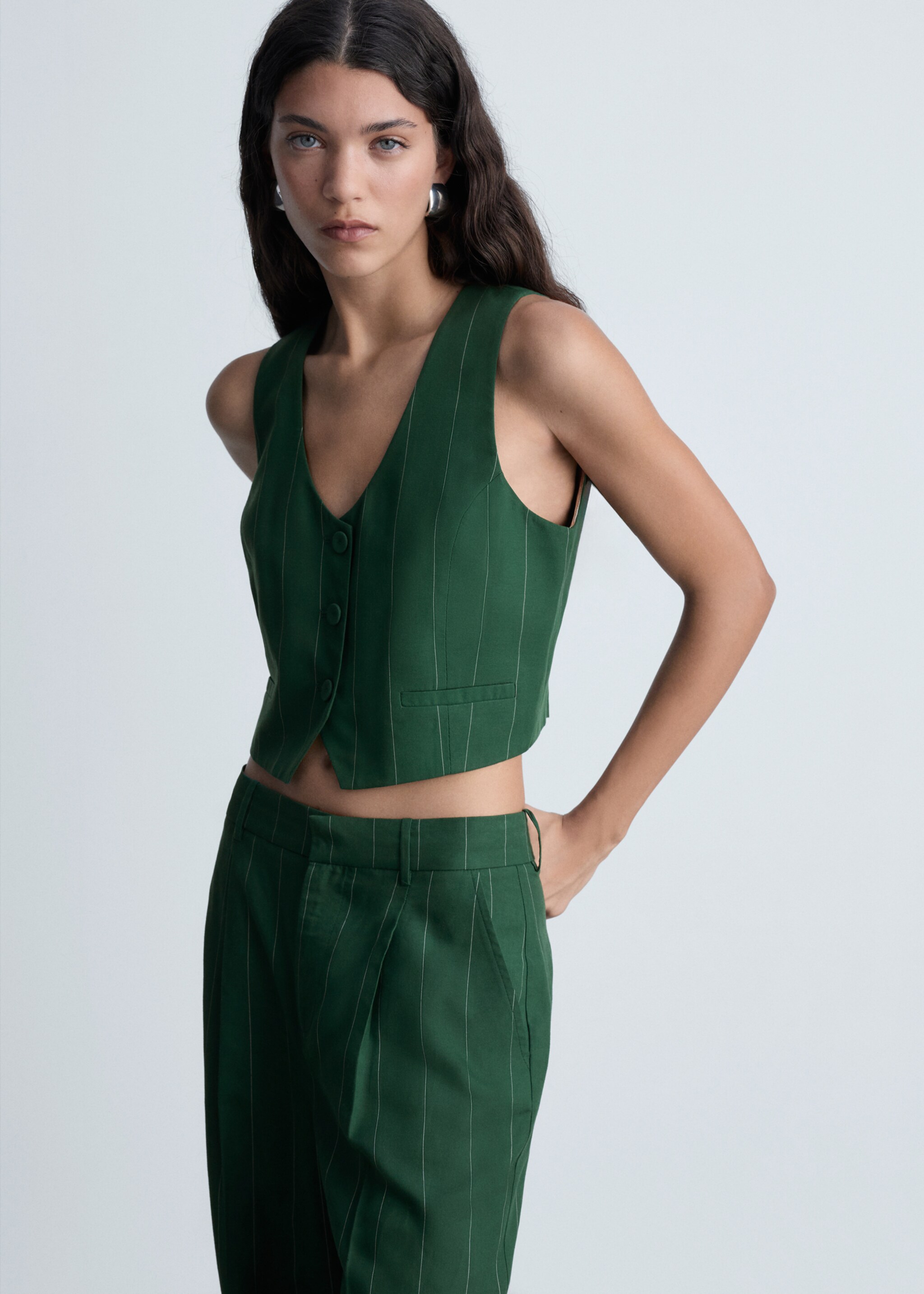 Gilet de costume à fines rayures - Plan moyen