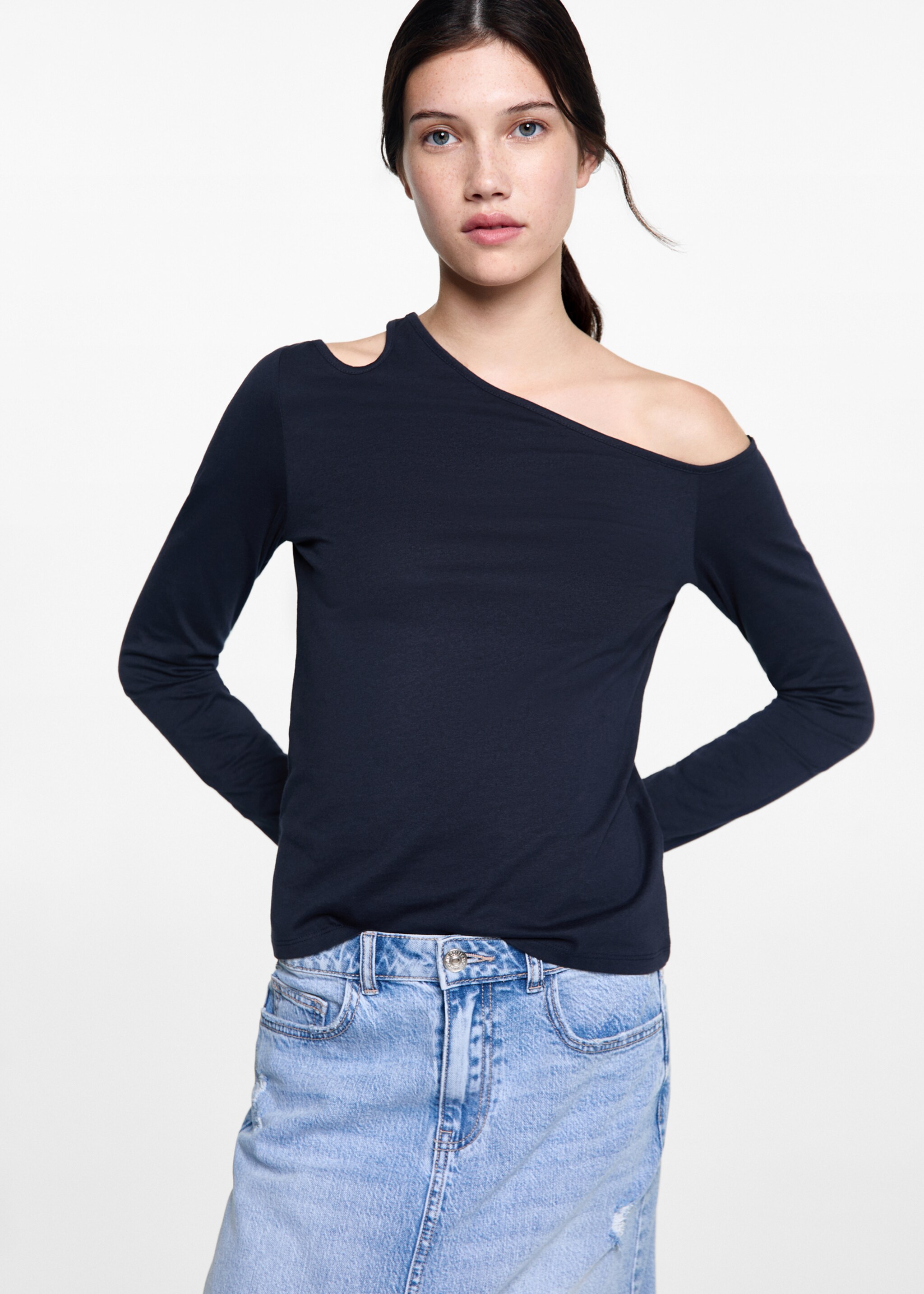 T-shirt coton asymétrique - Plan moyen