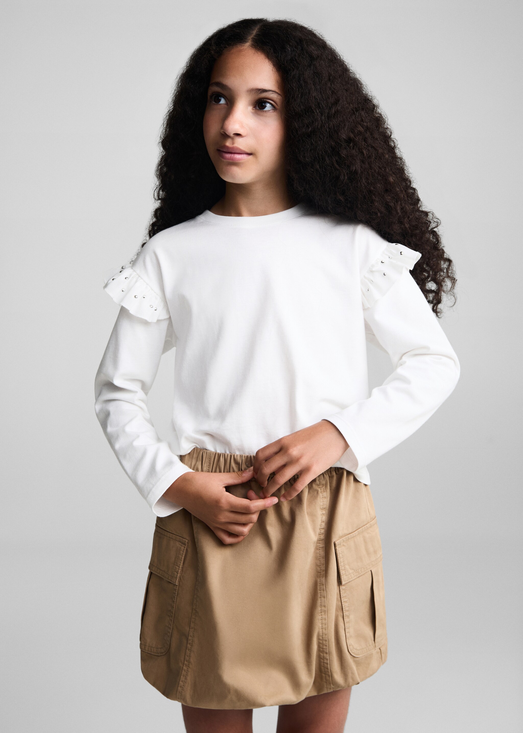 T-shirt clouté volants - Plan moyen, Blanc cassé. Ref: 77014801-00.