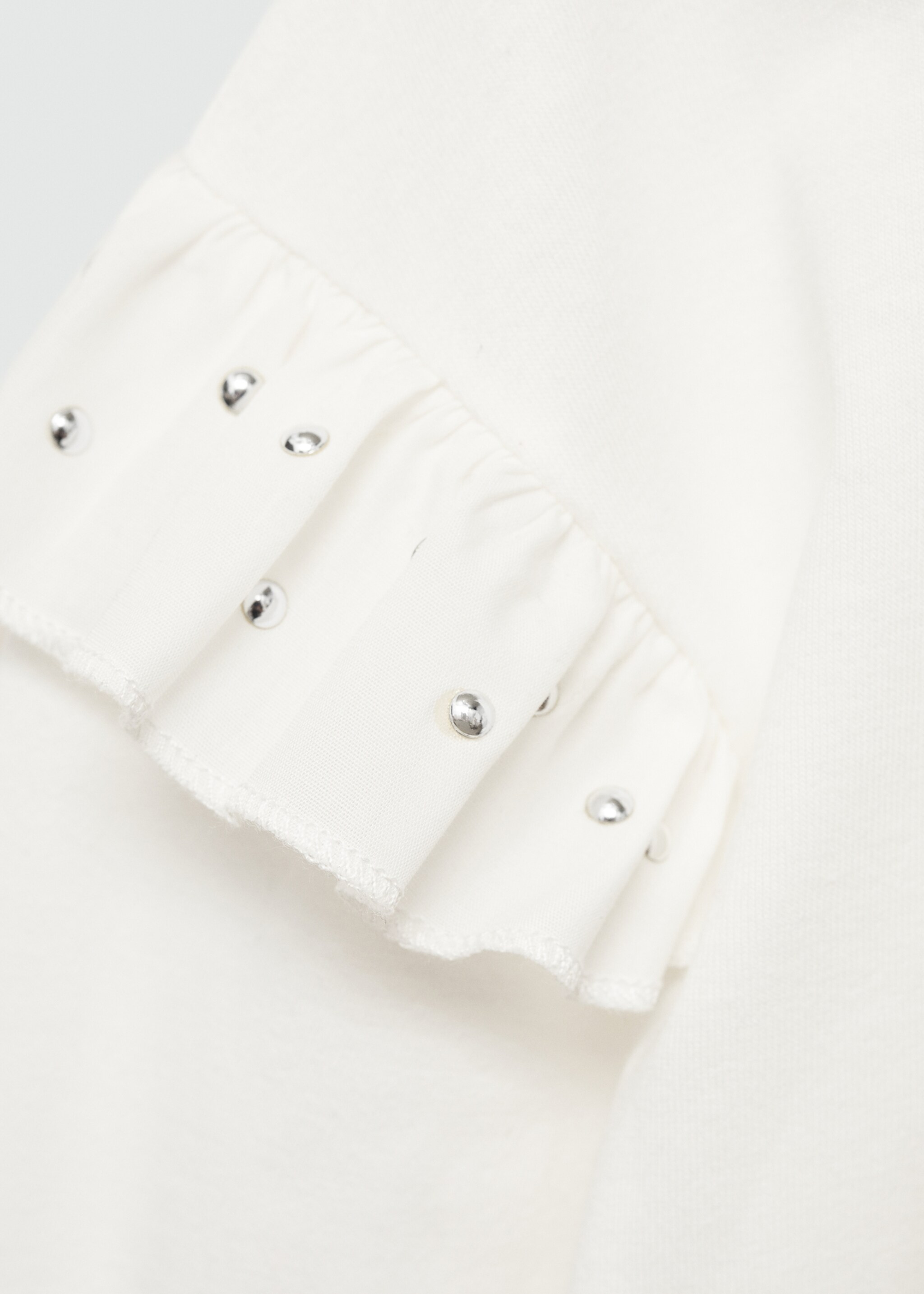 T-shirt clouté volants - Détail de l'article 8, Blanc cassé. Ref: 77014801-00.