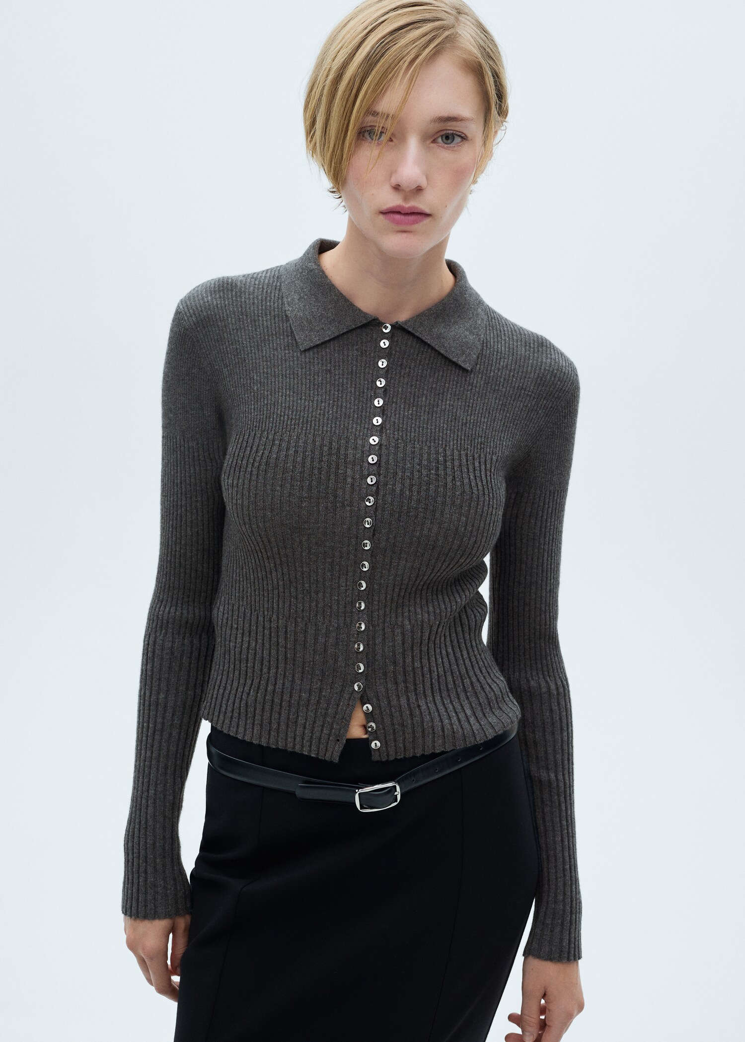 Pull-over avec boutons décoratifs - Plan moyen
