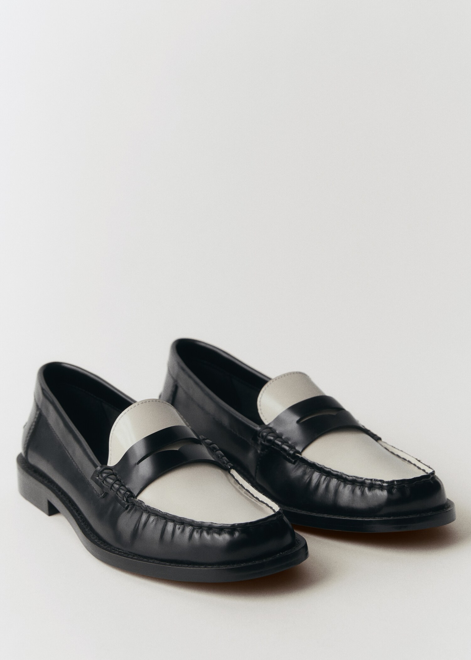 Mocassins cuir bicolores - Plan moyen