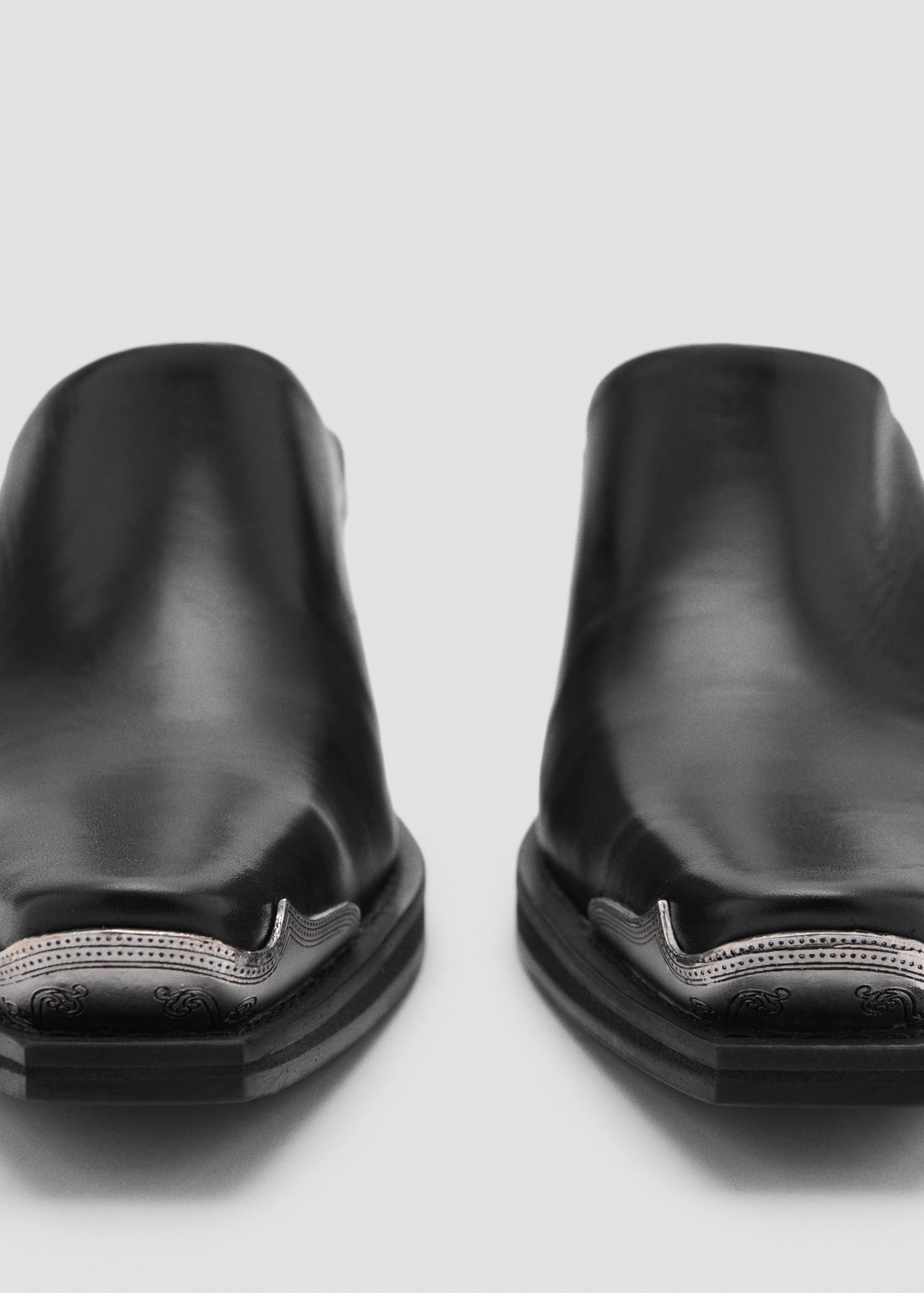 Leather shoes with metallic toe - Details of the article 1